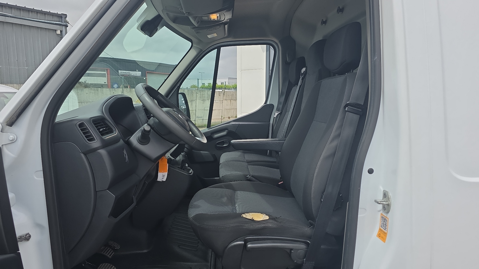 Vente en ligne Renault Master Fourgon MASTER FGN TRAC F3300 L2H2 DCI 135 au prix de 20 790 €