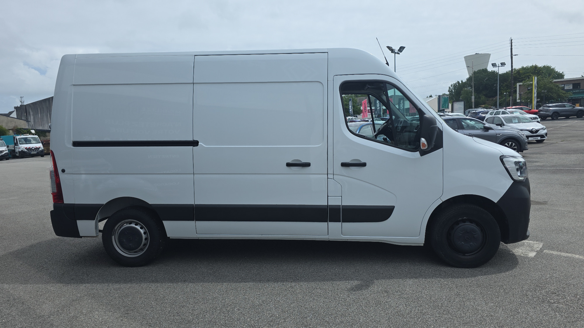 Vente en ligne Renault Master Fourgon MASTER FGN TRAC F3300 L2H2 DCI 135 au prix de 20 790 €