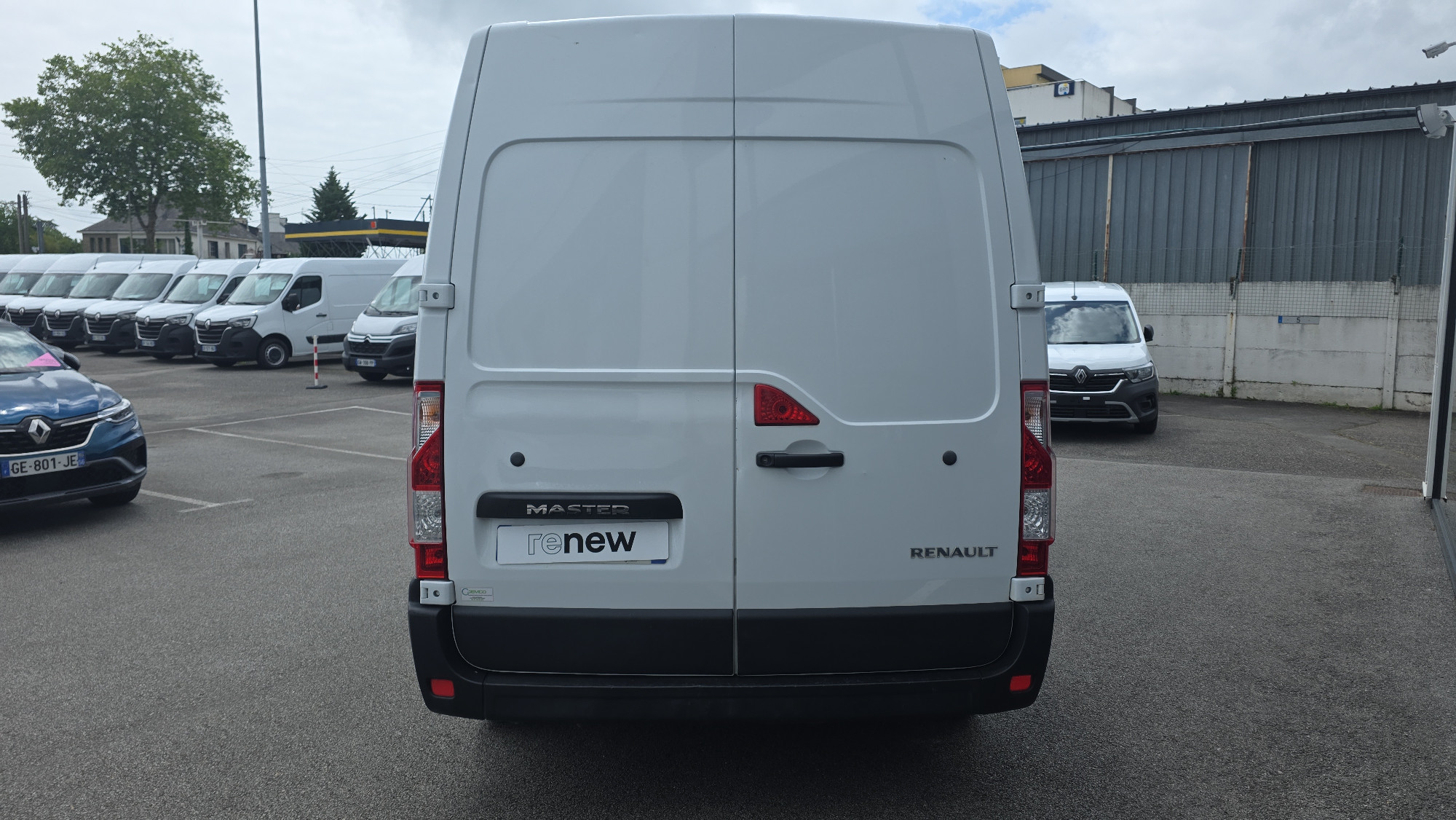 Vente en ligne Renault Master Fourgon MASTER FGN TRAC F3300 L2H2 DCI 135 au prix de 20 790 €