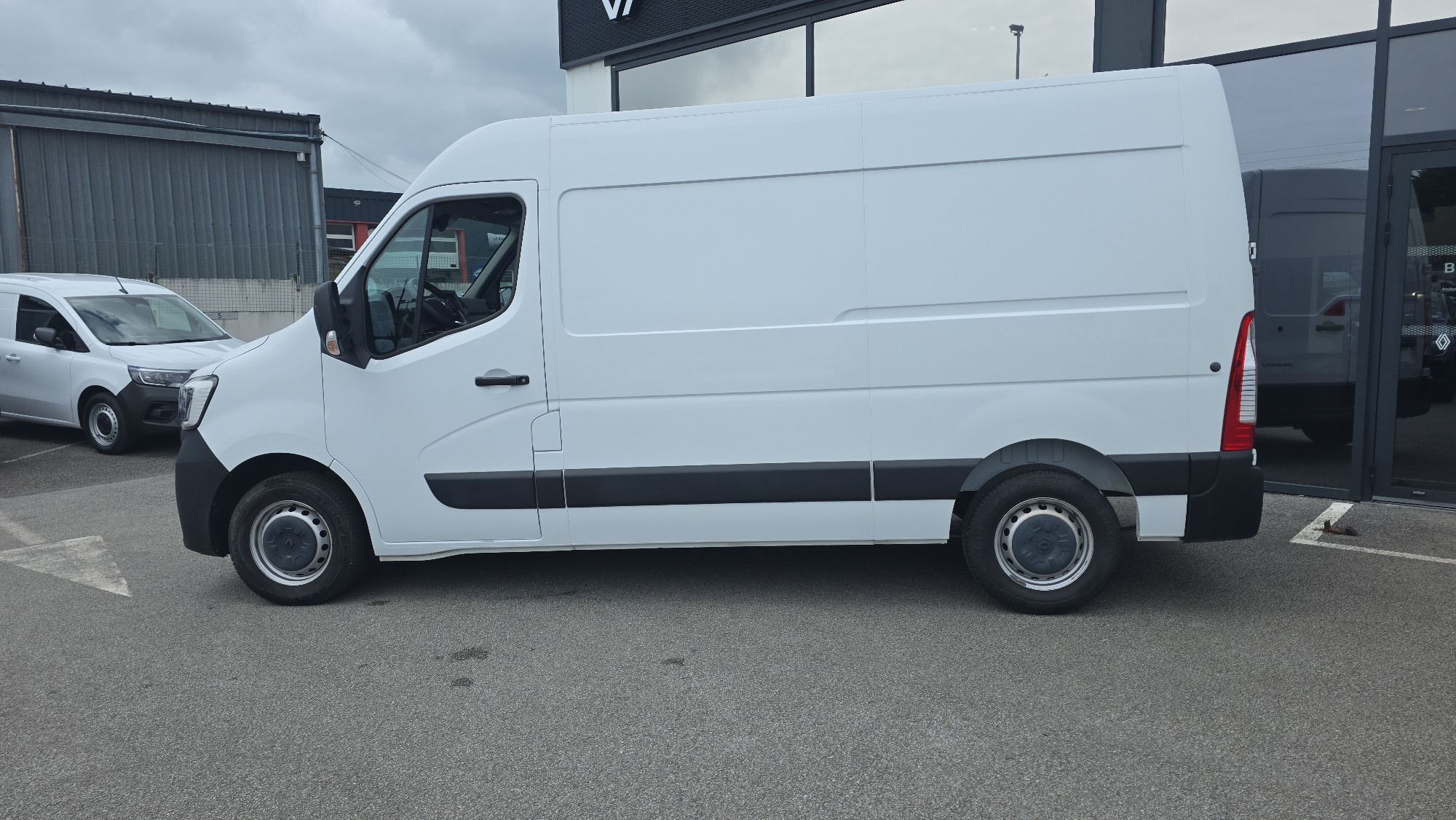 Vente en ligne Renault Master Fourgon MASTER FGN TRAC F3300 L2H2 DCI 135 au prix de 20 790 €