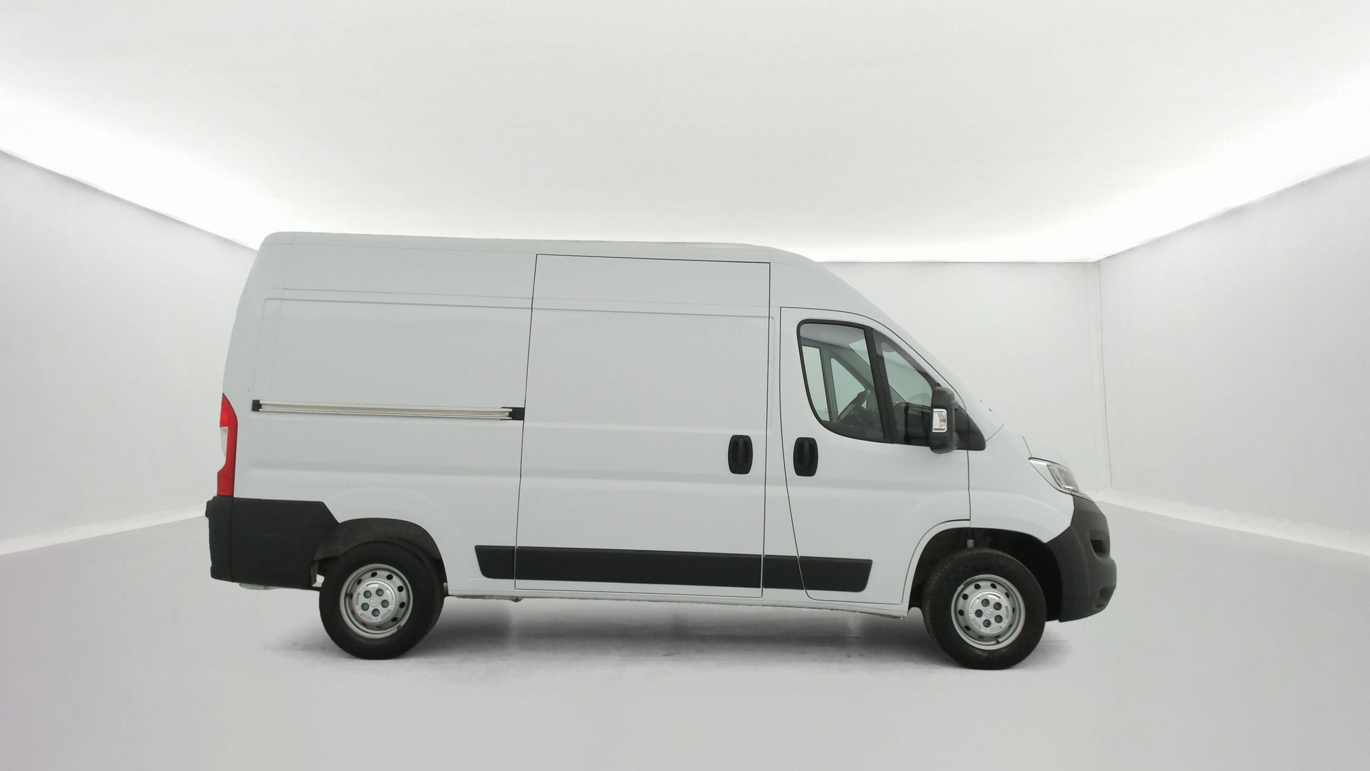 Vente en ligne Citroën Jumper Fourgon JUMPER TOLE 33 L2H2 BLUEHDi 140 S&S BVM6 au prix de 23 890 €