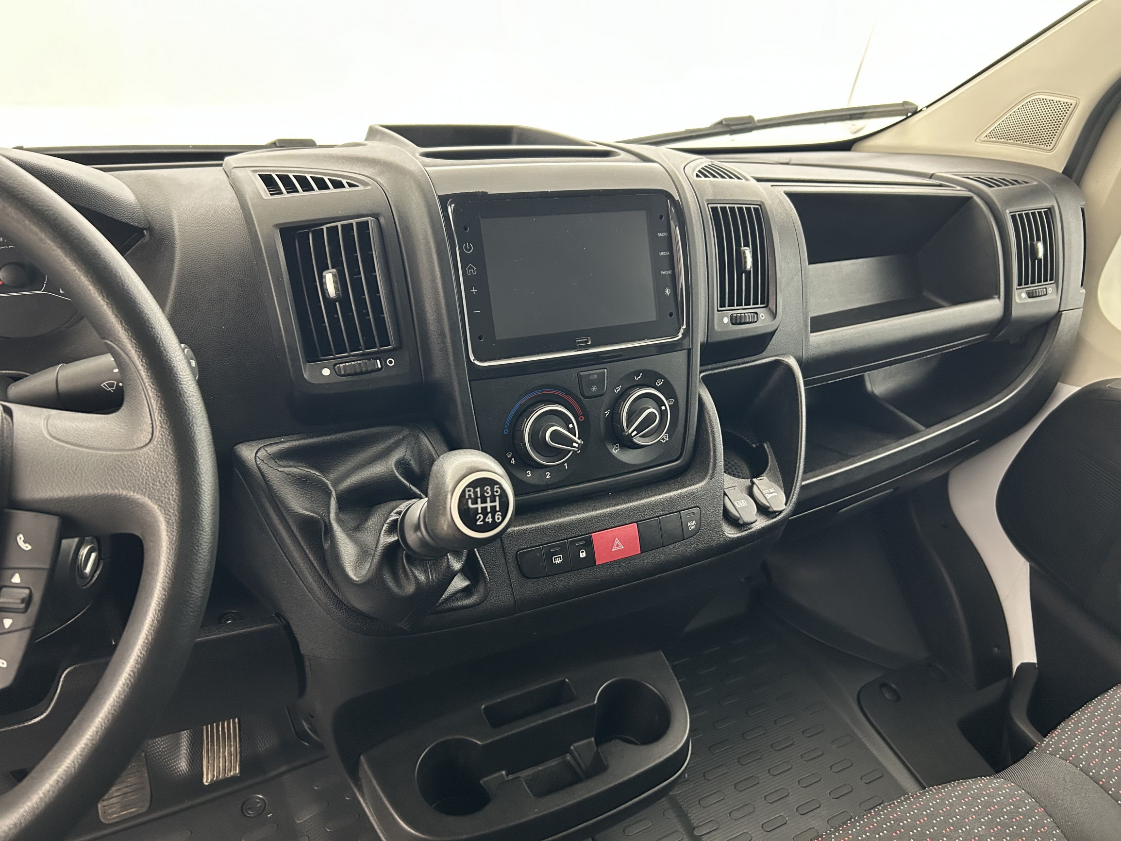 Vente en ligne Citroën Jumper Fourgon JUMPER TOLE 33 L2H2 BLUEHDi 140 S&S BVM6 au prix de 23 890 €