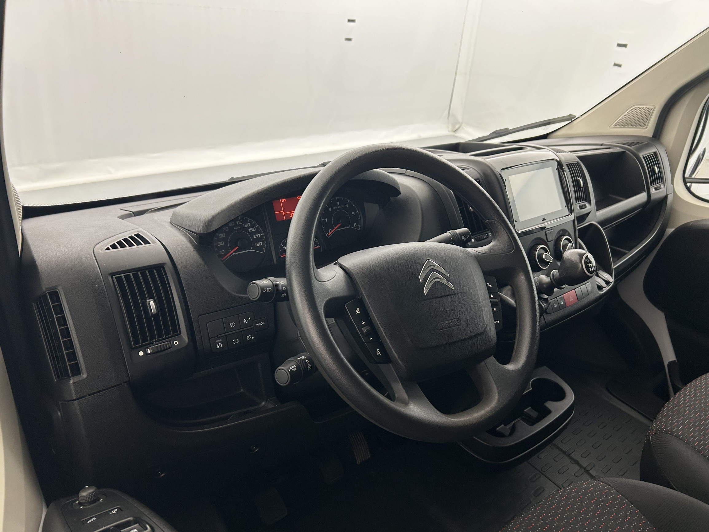 Vente en ligne Citroën Jumper Fourgon JUMPER TOLE 33 L2H2 BLUEHDi 140 S&S BVM6 au prix de 23 890 €