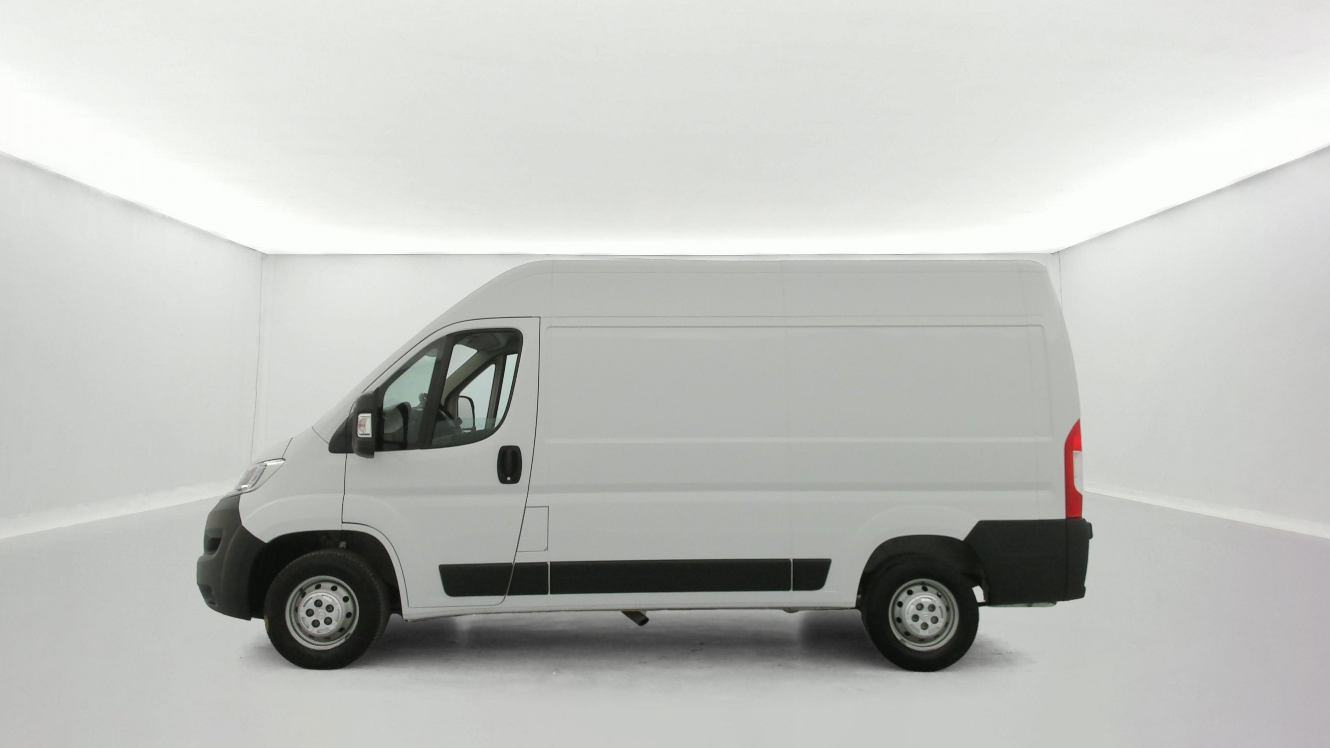 Vente en ligne Citroën Jumper Fourgon JUMPER TOLE 33 L2H2 BLUEHDi 140 S&S BVM6 au prix de 23 890 €