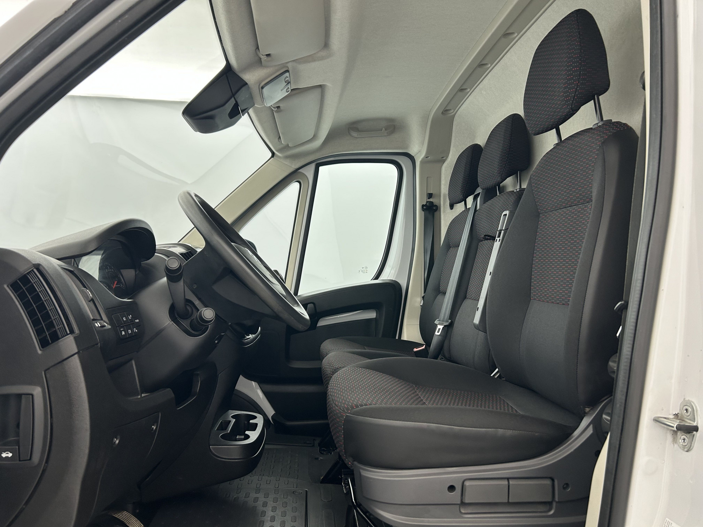 Vente en ligne Citroën Jumper Fourgon JUMPER TOLE 33 L2H2 BLUEHDi 140 S&S BVM6 au prix de 23 890 €