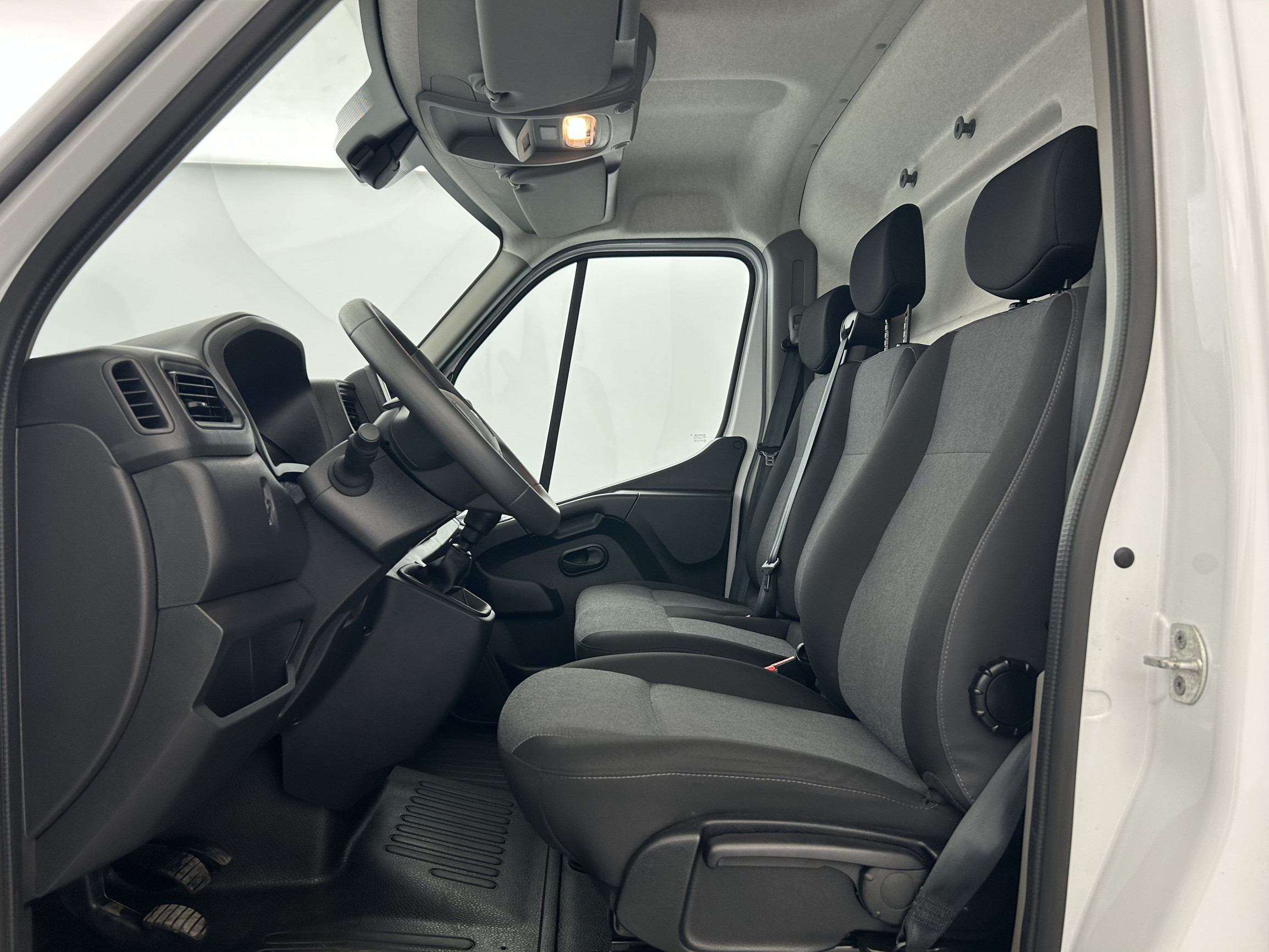Vente en ligne Renault Master Fourgon MASTER FGN TRAC F3500 L2H2 BLUE DCI 135 au prix de 25 590 €