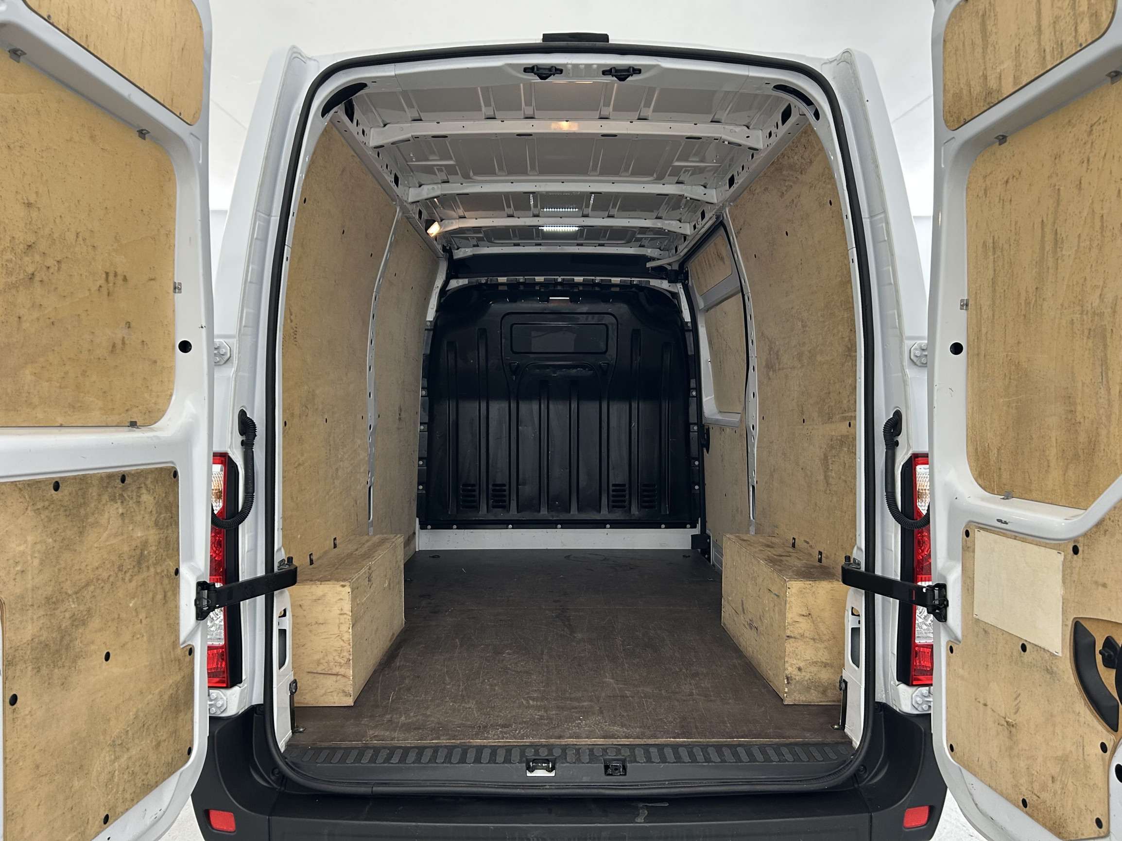 Vente en ligne Renault Master Fourgon MASTER FGN TRAC F3500 L2H2 BLUE DCI 135 au prix de 25 590 €