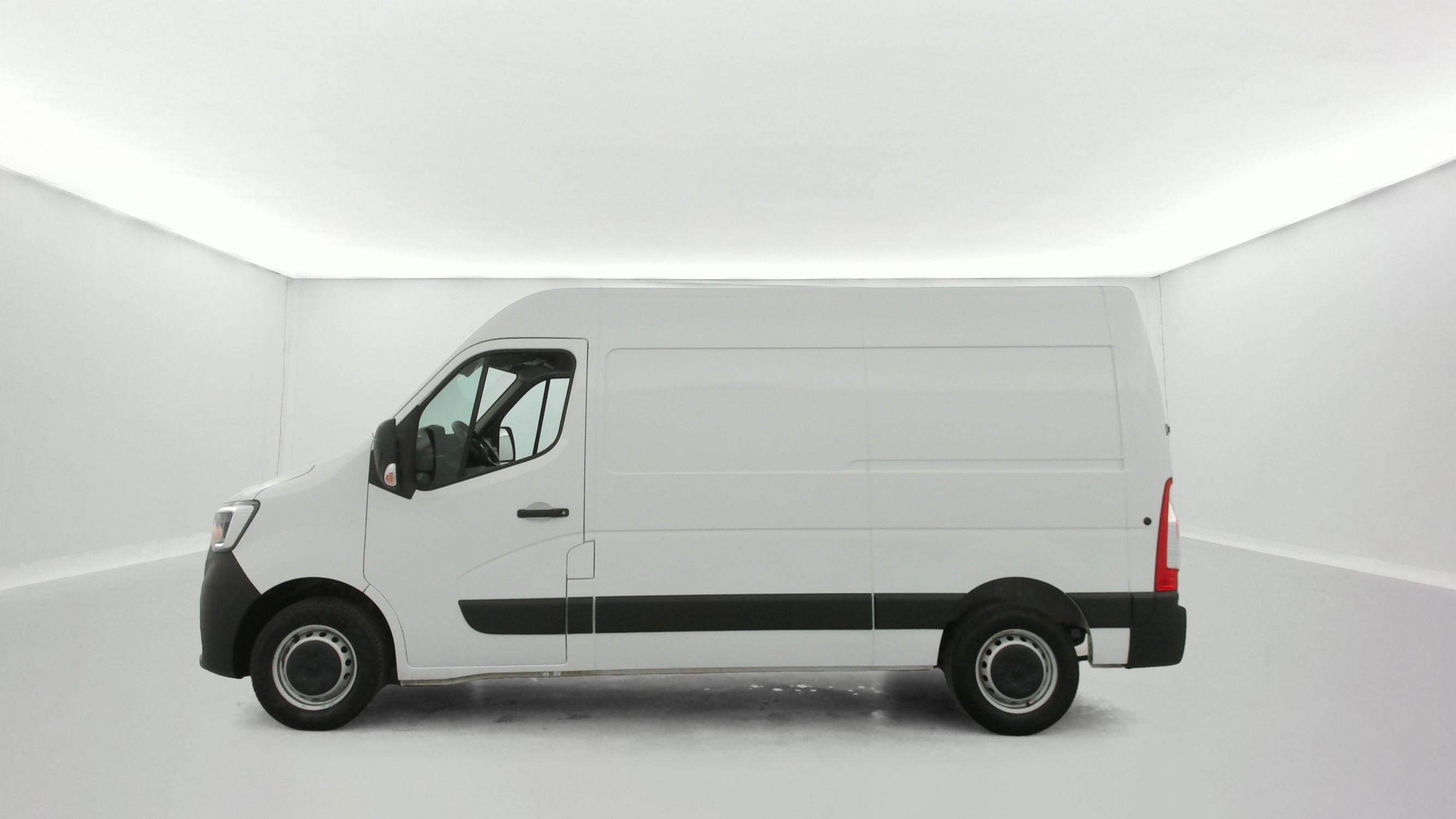Vente en ligne Renault Master Fourgon MASTER FGN TRAC F3500 L2H2 BLUE DCI 135 au prix de 25 590 €