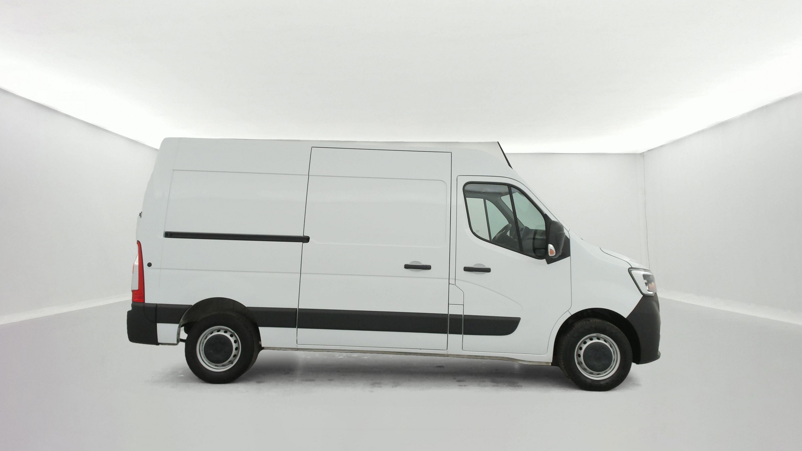 Vente en ligne Renault Master Fourgon MASTER FGN TRAC F3500 L2H2 BLUE DCI 135 au prix de 25 590 €