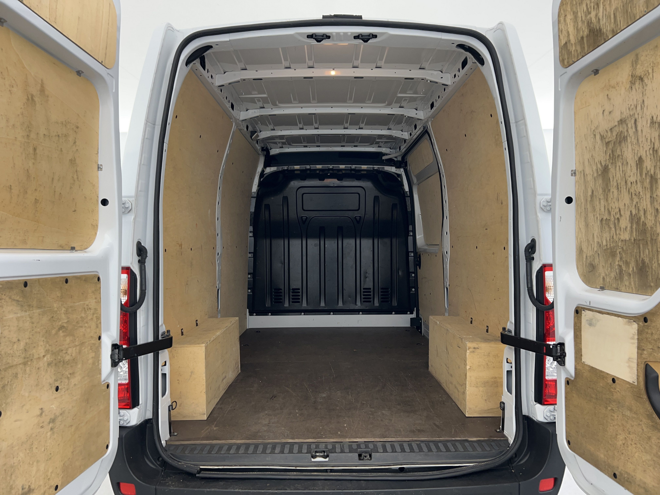 Vente en ligne Renault Master Fourgon MASTER FGN TRAC F3500 L2H2 BLUE DCI 135 au prix de 26 290 €