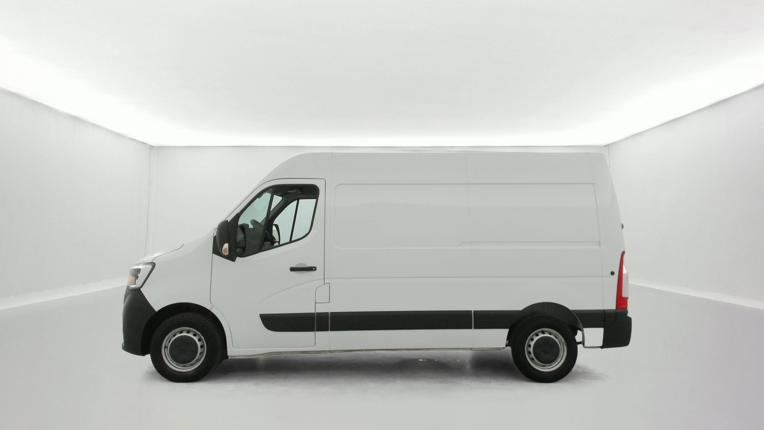 Vente en ligne Renault Master Fourgon MASTER FGN TRAC F3500 L2H2 BLUE DCI 135 au prix de 25 990 €