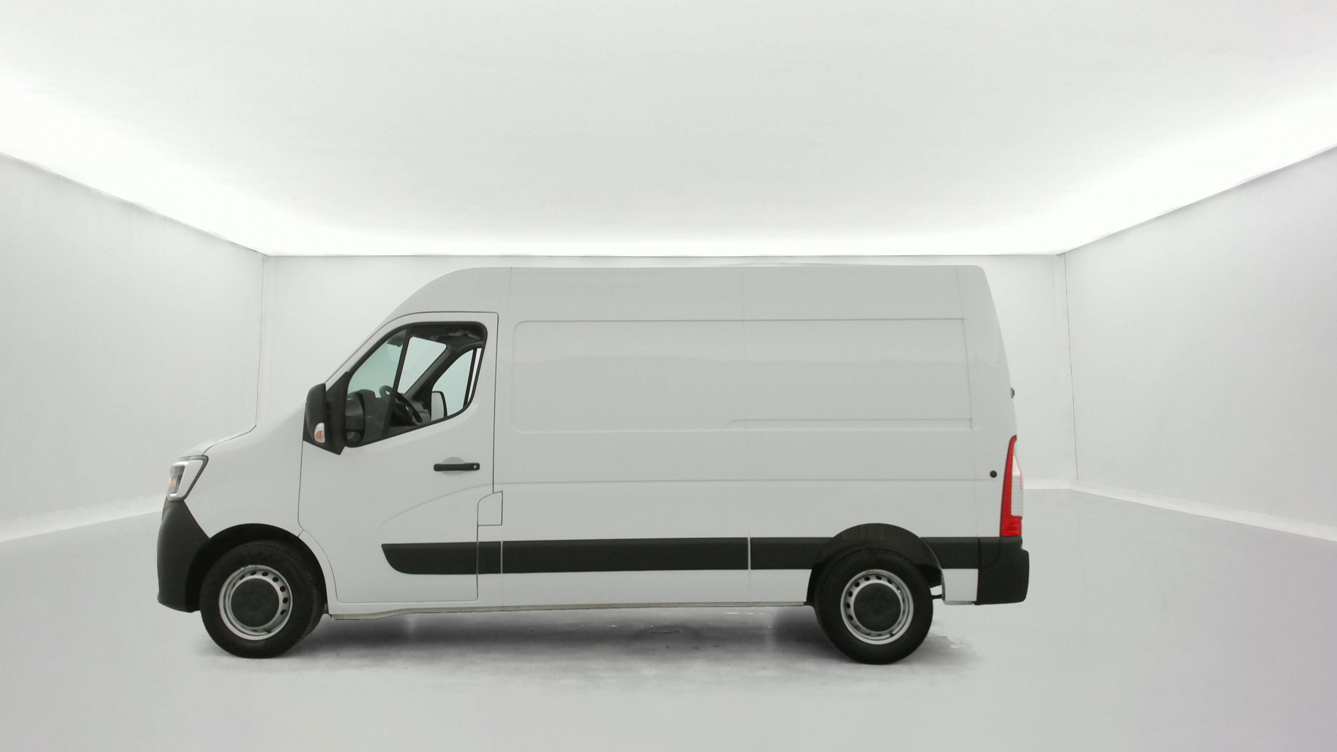 Vente en ligne Renault Master Fourgon MASTER FGN TRAC F3500 L2H2 BLUE DCI 135 au prix de 26 270 €