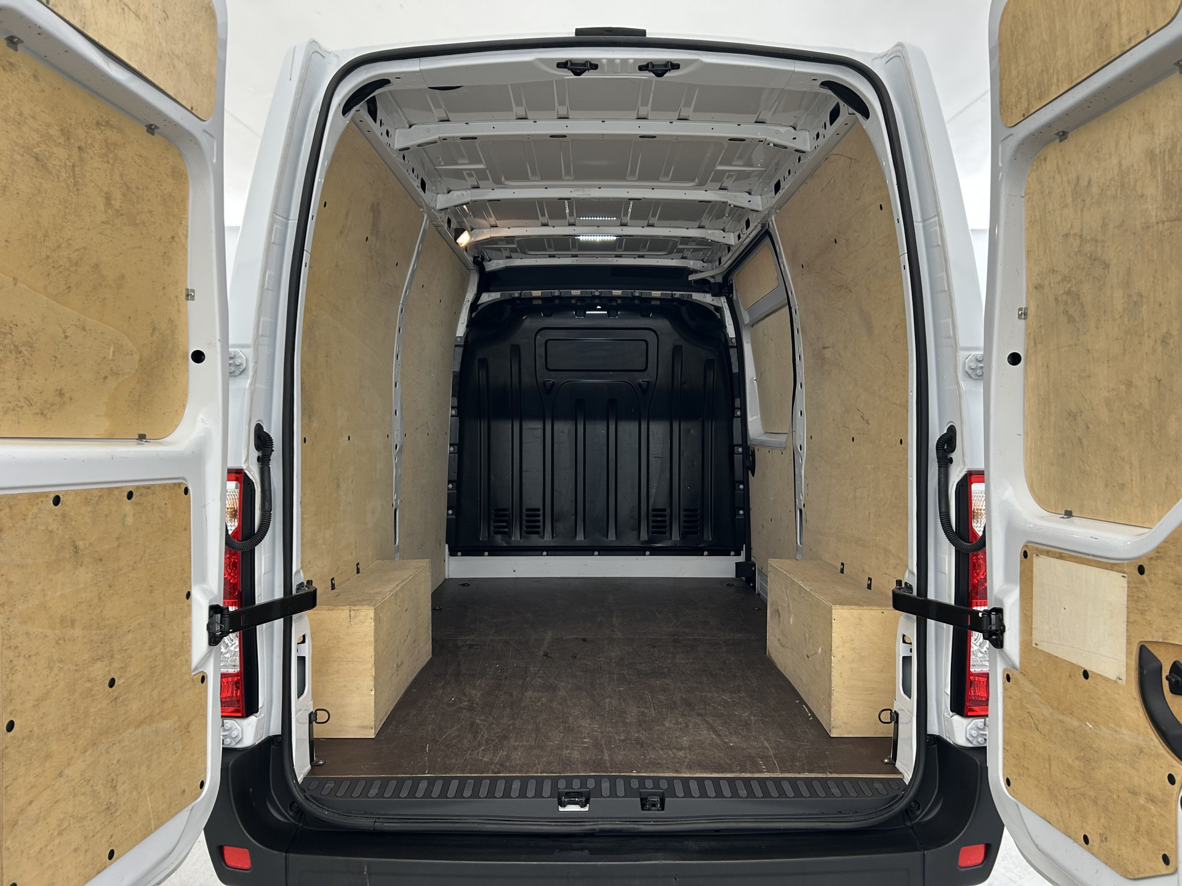Vente en ligne Renault Master Fourgon MASTER FGN TRAC F3500 L2H2 BLUE DCI 135 au prix de 26 270 €