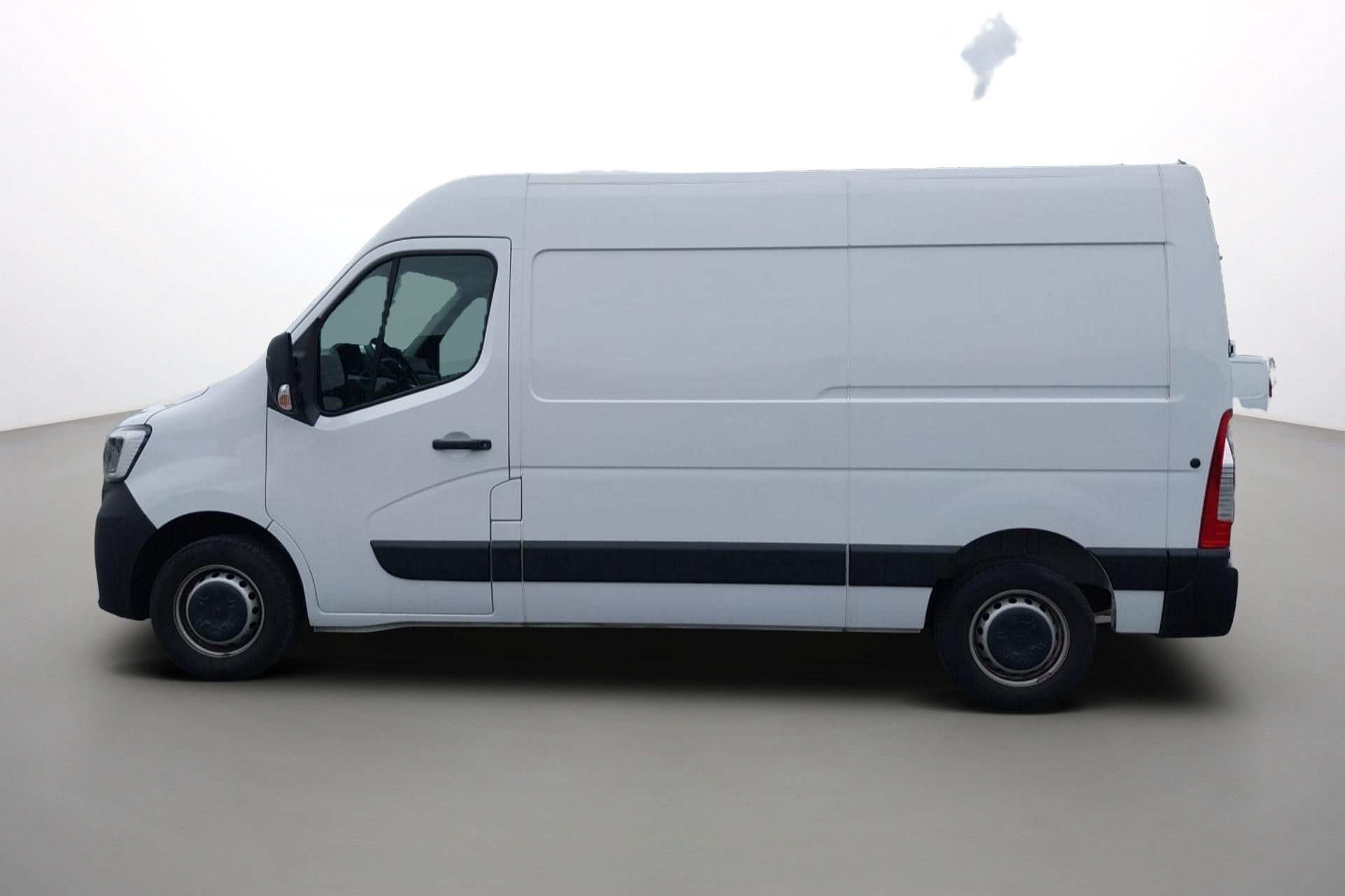 Vente en ligne Renault Master Fourgon MASTER FGN TRAC F3500 L2H2 BLUE DCI 135 au prix de 25 990 €