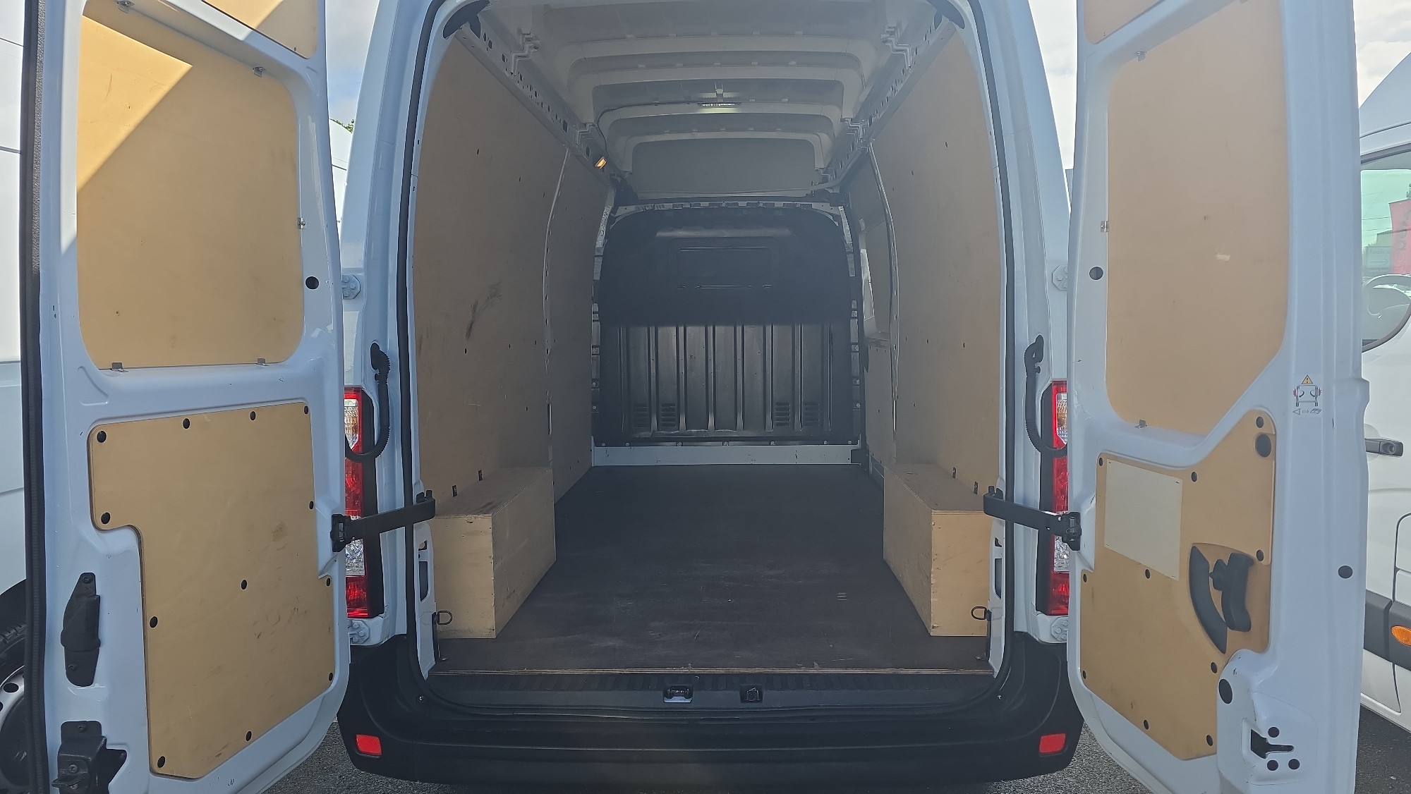 Vente en ligne Renault Master Fourgon MASTER FGN TRAC F3500 L3H3 BLUE DCI 135 au prix de 26 990 €