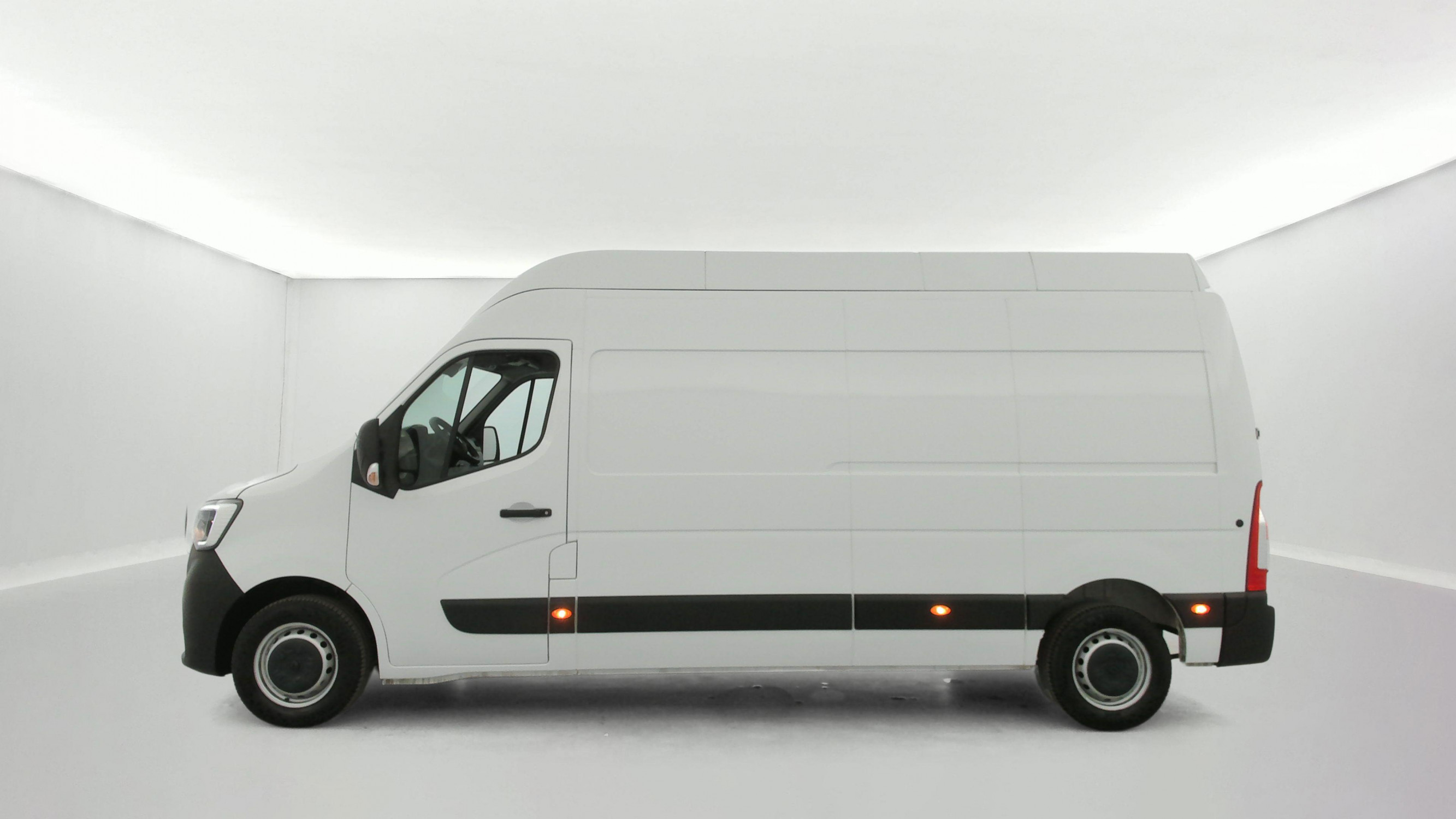 Vente en ligne Renault Master Fourgon MASTER FGN TRAC F3500 L3H3 BLUE DCI 135 au prix de 26 970 €