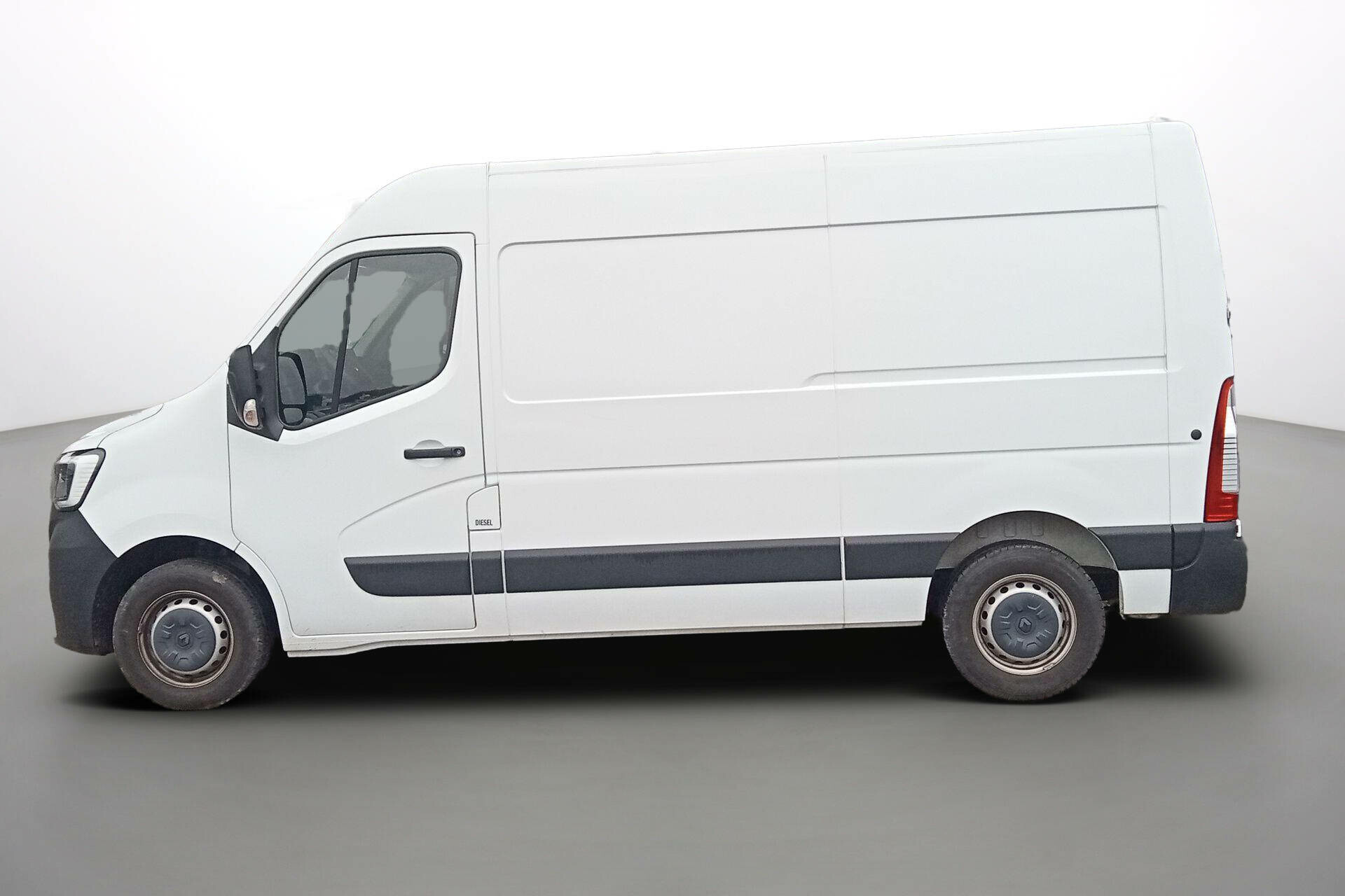 Vente en ligne Renault Master Fourgon MASTER FGN TRAC F3500 L2H2 BLUE DCI 135 au prix de 23 990 €