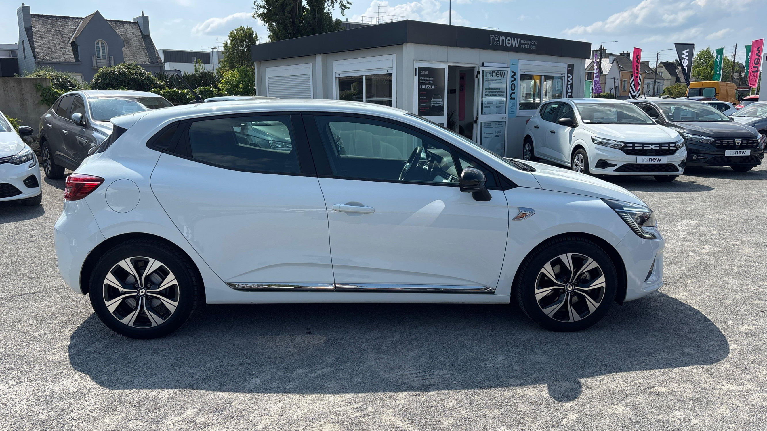 Vente en ligne Renault Clio 5 Clio E-Tech 140 - 21N au prix de 14 790 €