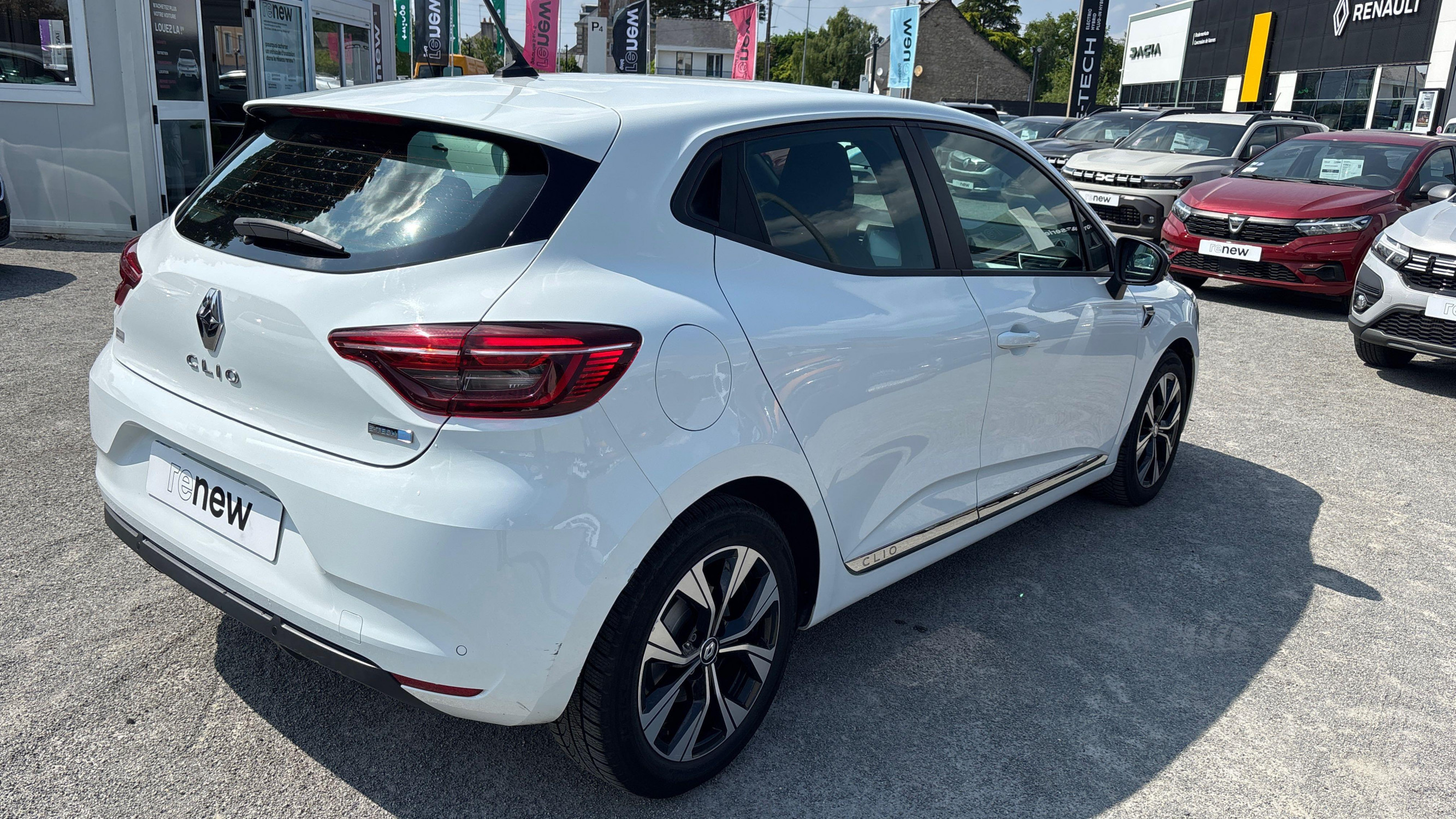 Vente en ligne Renault Clio 5 Clio E-Tech 140 - 21N au prix de 14 790 €