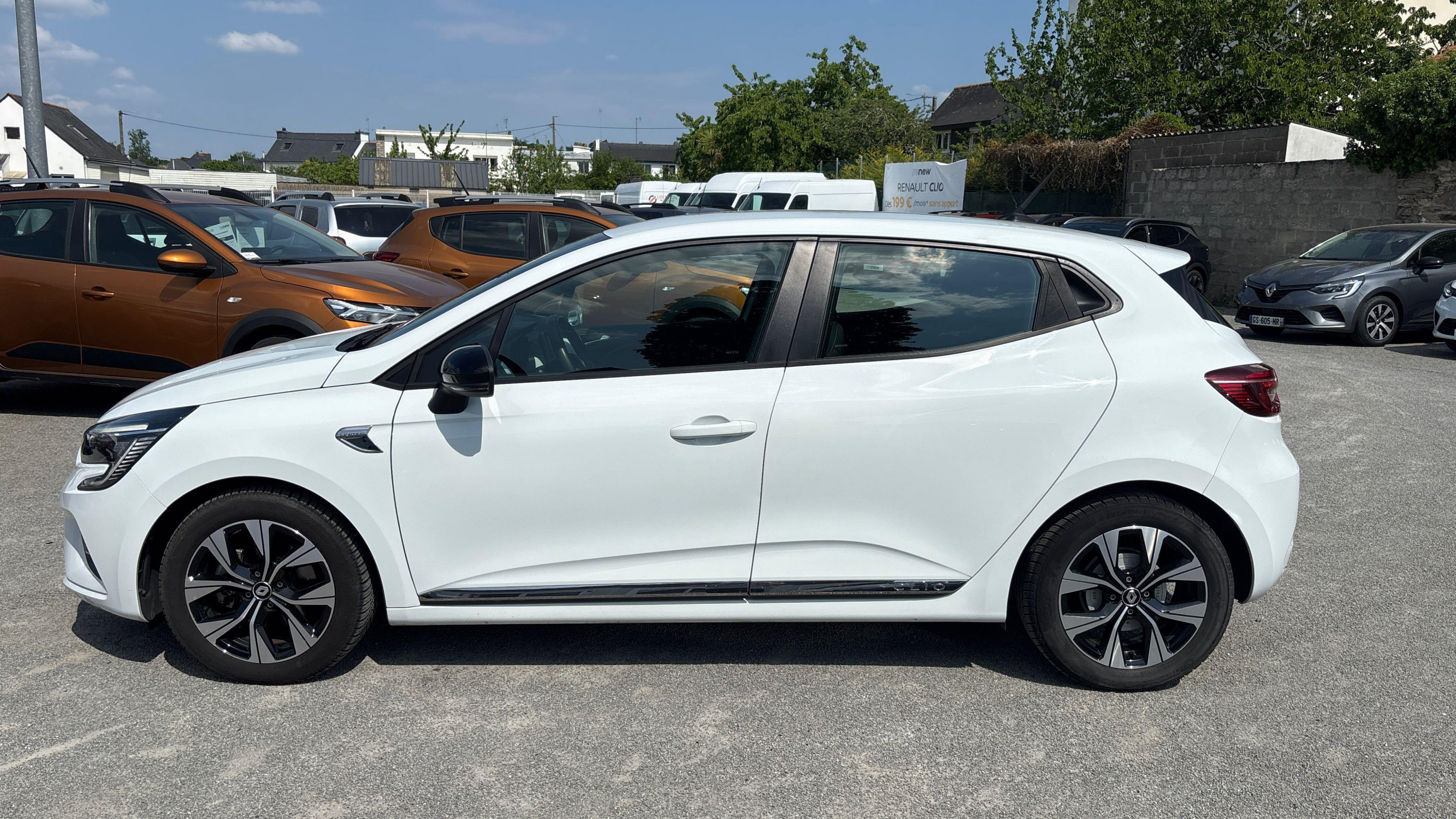 Vente en ligne Renault Clio 5 Clio E-Tech 140 - 21N au prix de 14 790 €