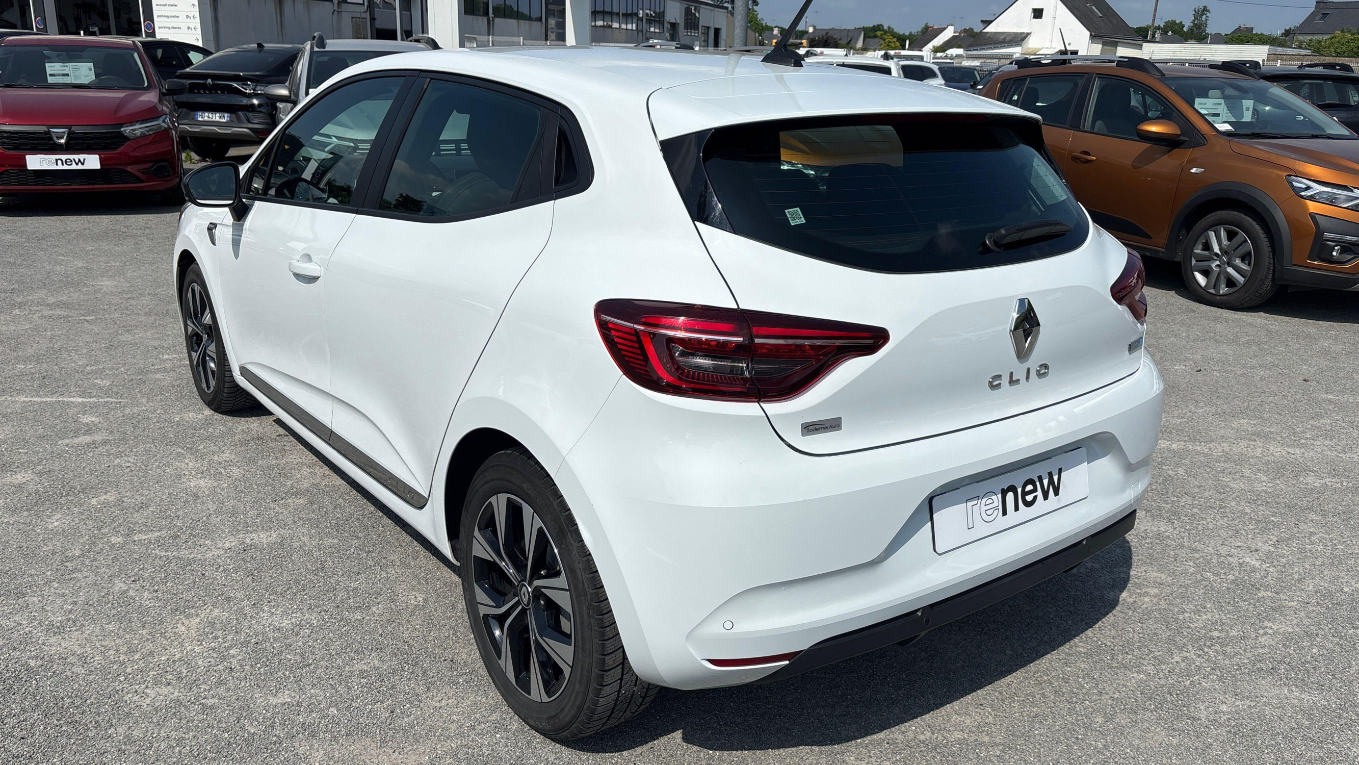 Vente en ligne Renault Clio 5 Clio E-Tech 140 - 21N au prix de 14 790 €