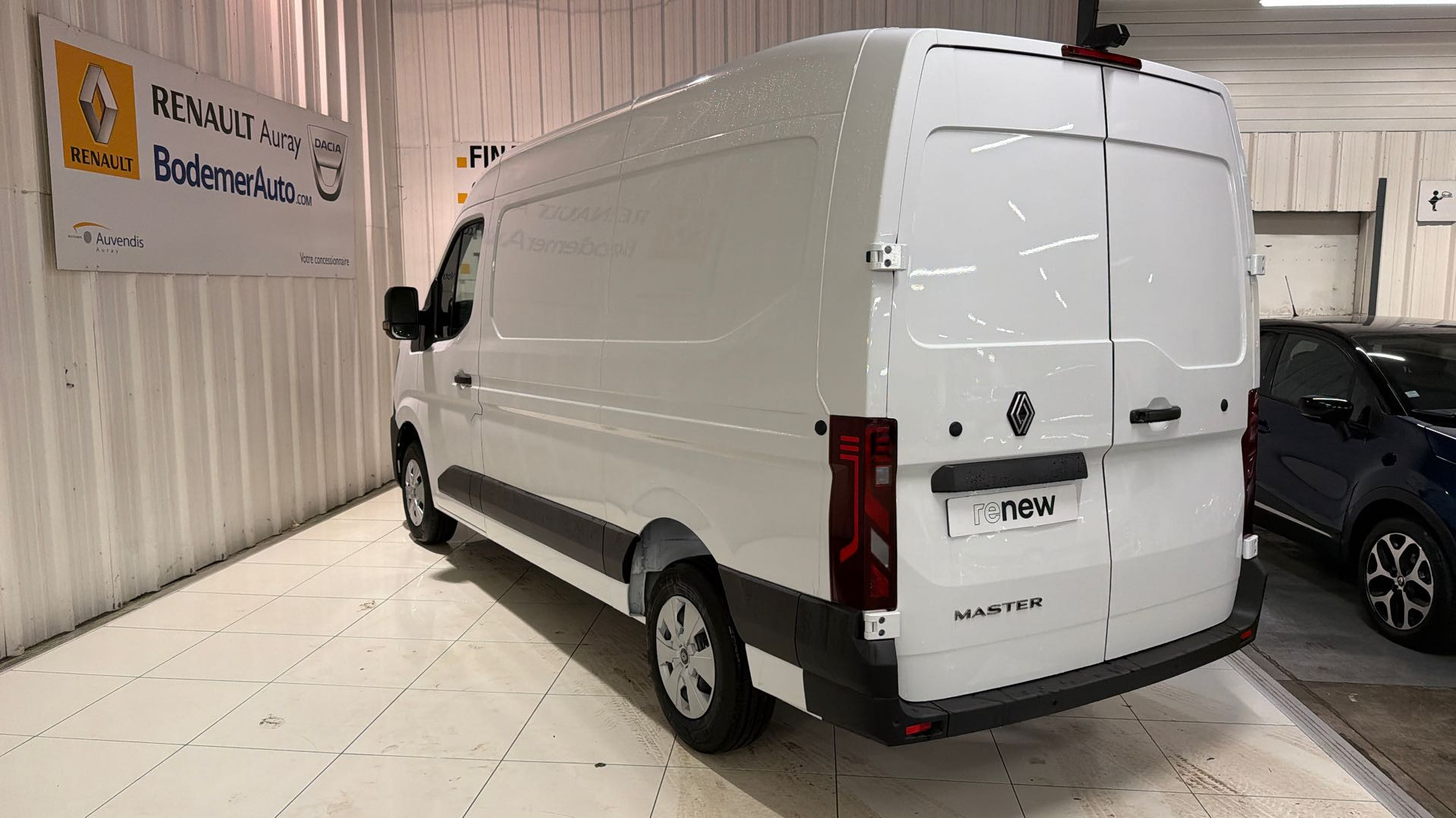 Vente en ligne Renault Master Fourgon MASTER FG DCI 130 L2H2 3T5 TR au prix de 52 320 €