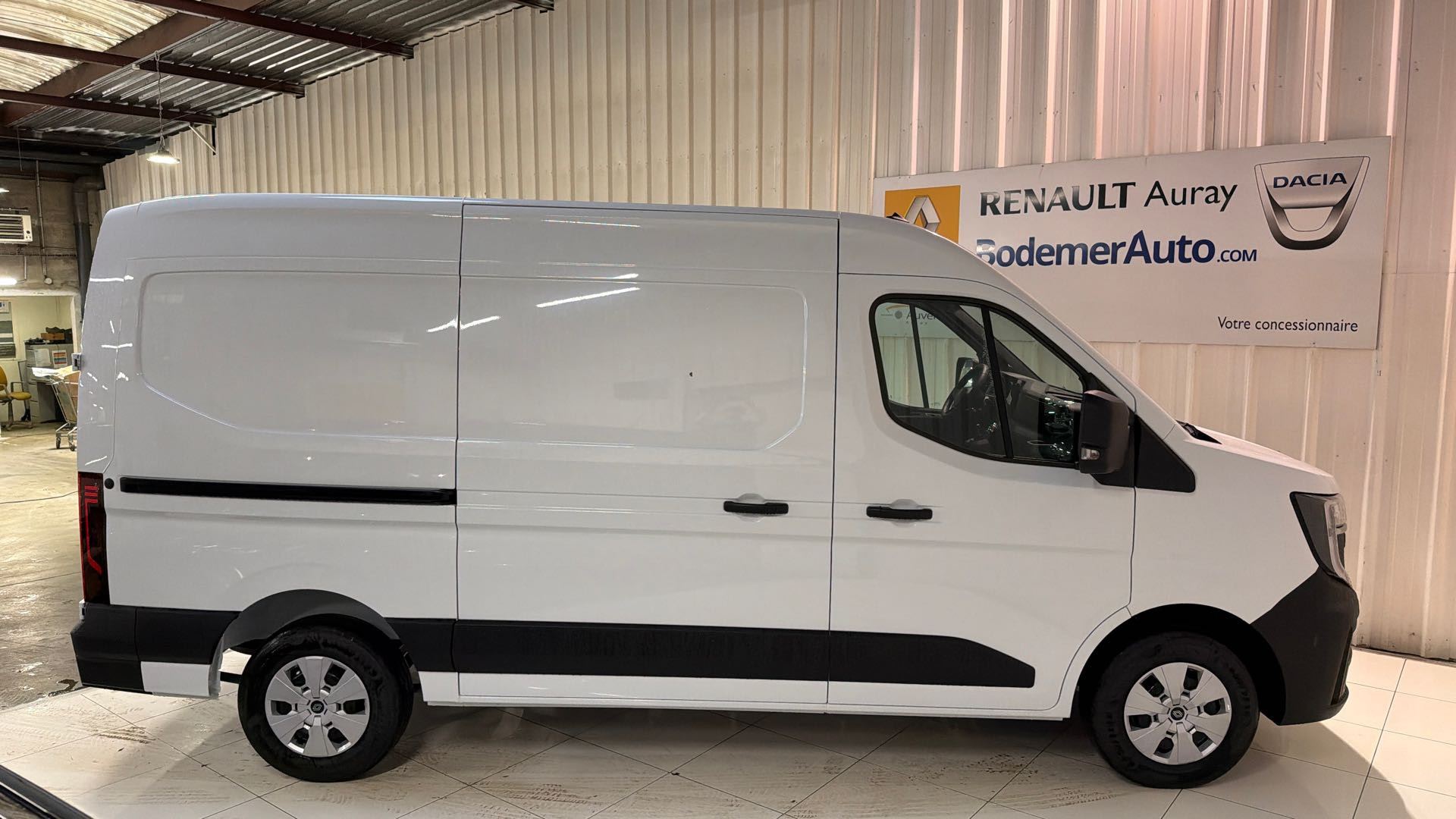 Vente en ligne Renault Master Fourgon MASTER FG DCI 130 L2H2 3T5 TR au prix de 52 320 €