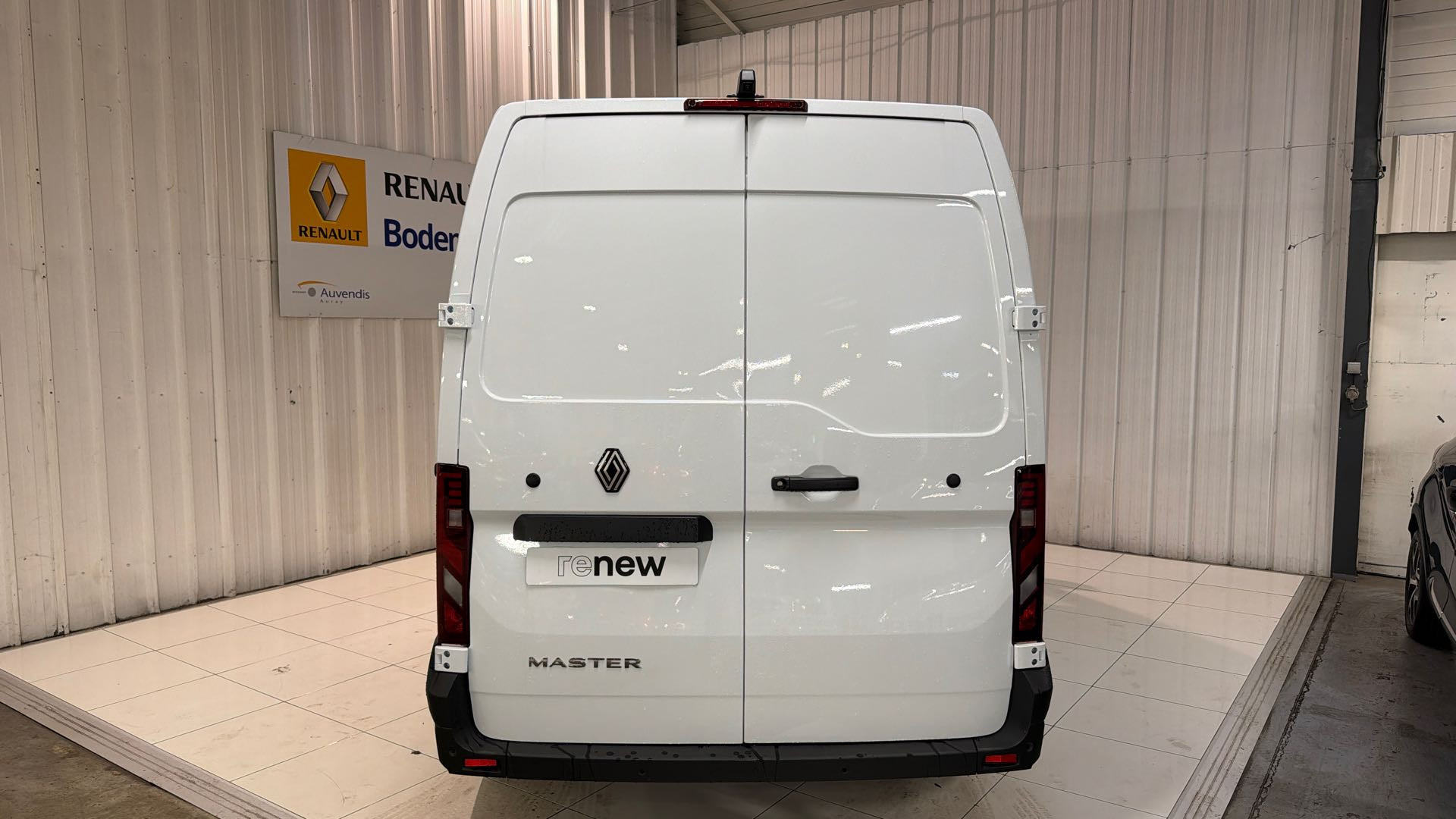 Vente en ligne Renault Master Fourgon MASTER FG DCI 130 L2H2 3T5 TR au prix de 52 320 €