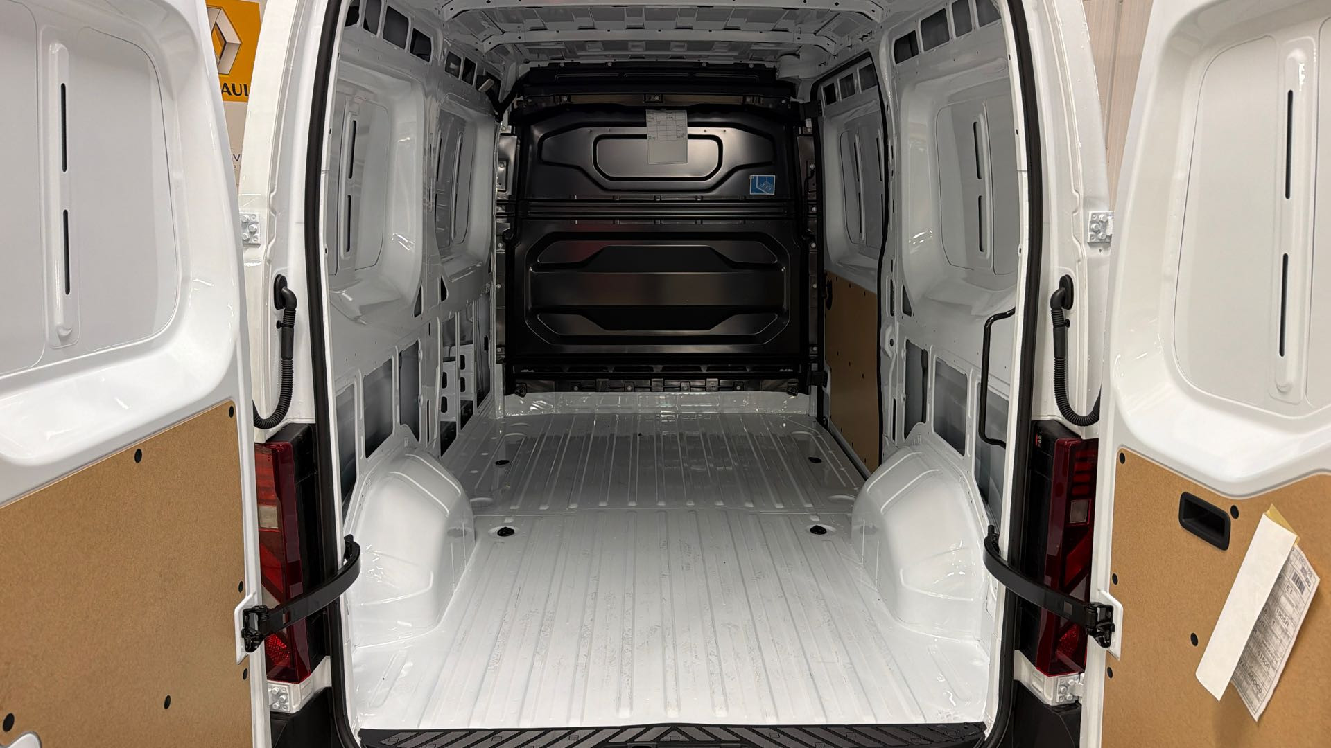 Vente en ligne Renault Master Fourgon MASTER FG DCI 130 L2H2 3T5 TR au prix de 52 320 €