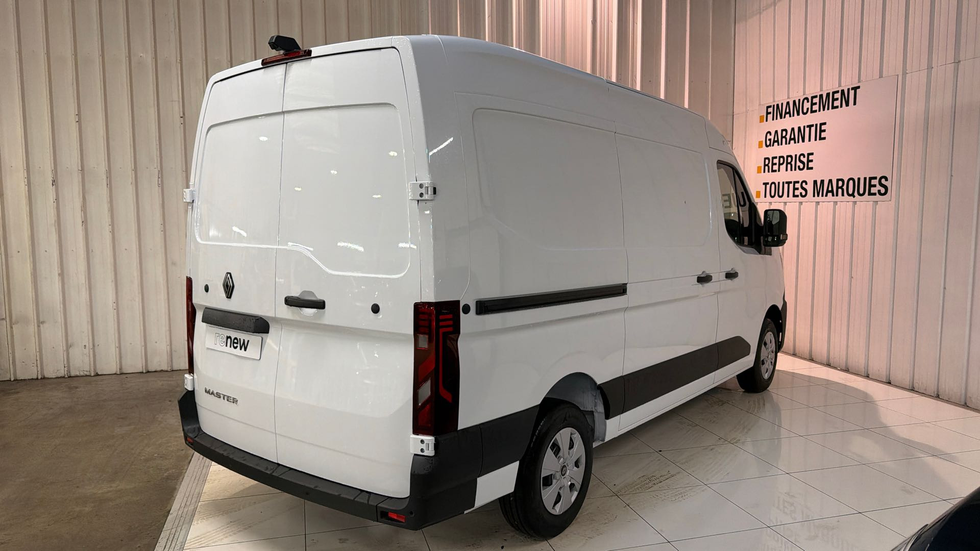 Vente en ligne Renault Master Fourgon MASTER FG DCI 130 L2H2 3T5 TR au prix de 52 320 €