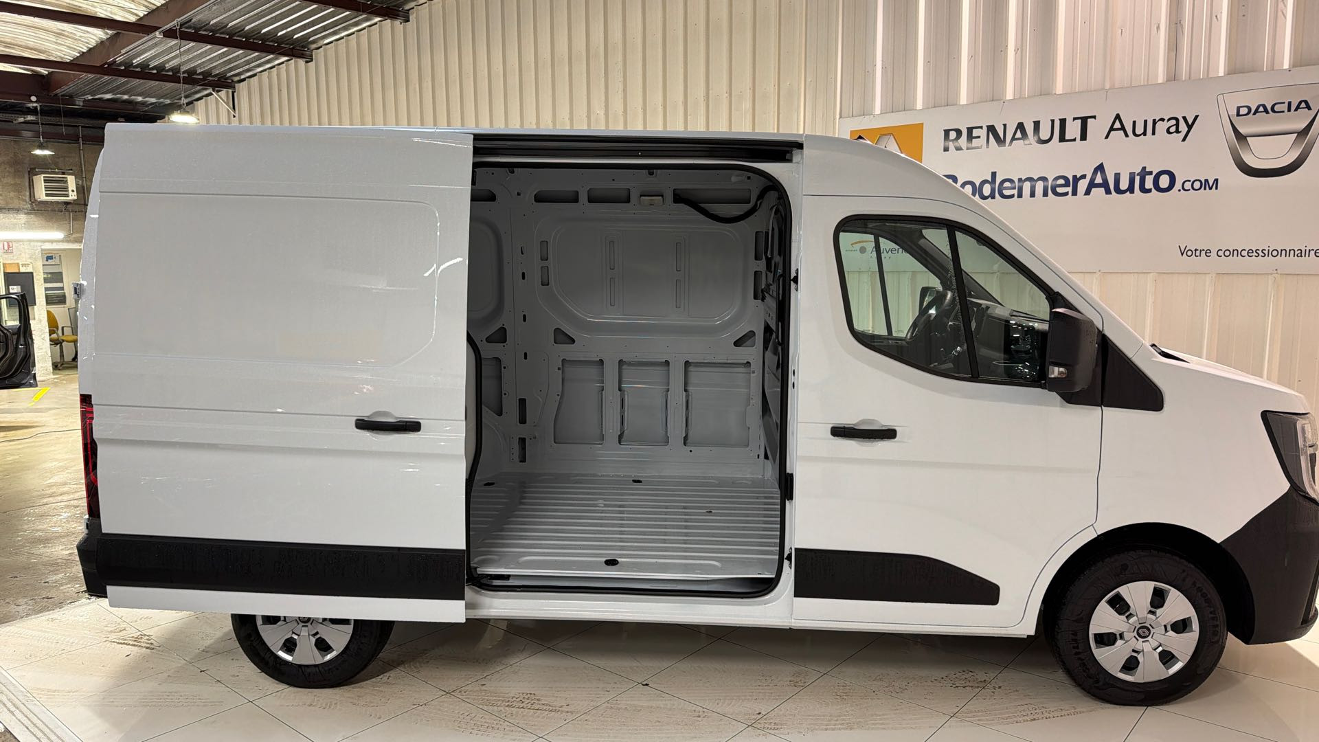 Vente en ligne Renault Master Fourgon MASTER FG DCI 130 L2H2 3T5 TR au prix de 52 320 €