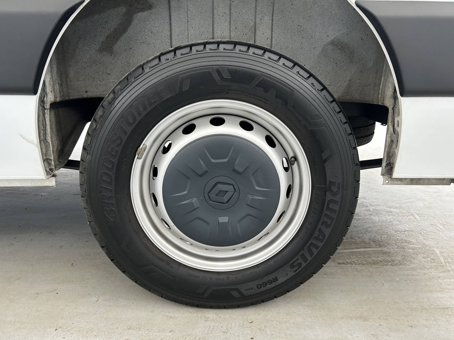 Vente en ligne Renault Master Fourgon MASTER FGN TRAC F3500 L2H2 BLUE DCI 135 au prix de 21 490 €
