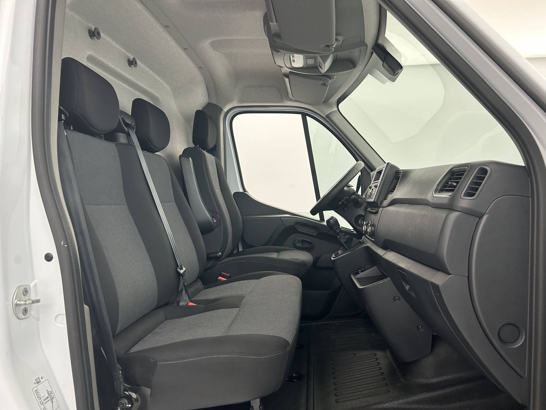 Vente en ligne Renault Master Fourgon MASTER FGN TRAC F3500 L2H2 BLUE DCI 135 au prix de 20 990 €