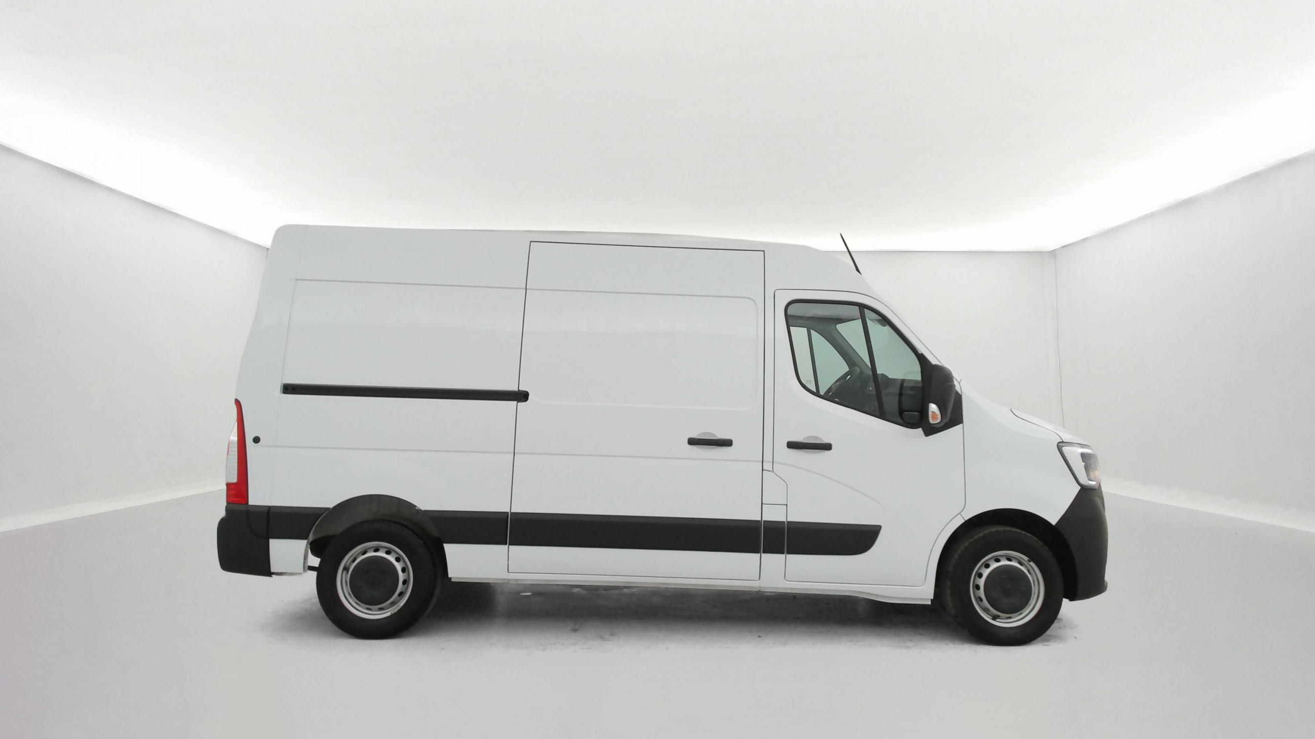 Vente en ligne Renault Master Fourgon MASTER FGN TRAC F3500 L2H2 BLUE DCI 135 au prix de 20 990 €