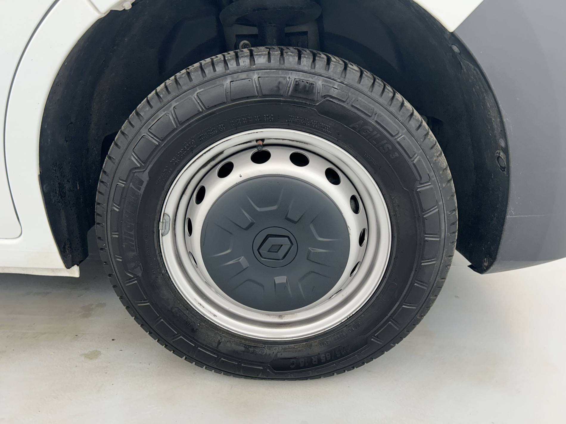 Vente en ligne Renault Master Fourgon MASTER FGN TRAC F3500 L3H3 BLUE DCI 135 au prix de 25 790 €