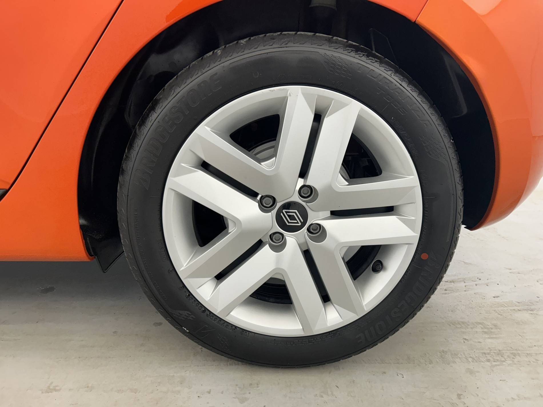 Vente en ligne Renault Clio 5 Clio E-Tech full hybrid 145 au prix de 19 490 €