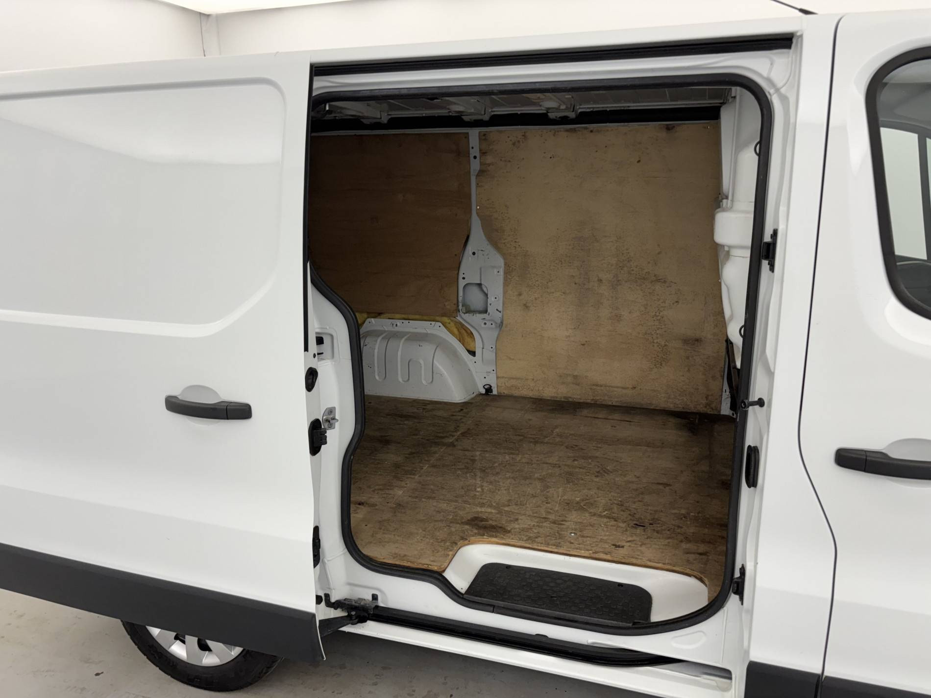 Vente en ligne Renault Trafic 3 Fourgon TRAFIC FGN L1H1 1000 KG DCI 95 E6 STOP&START au prix de 13 990 €