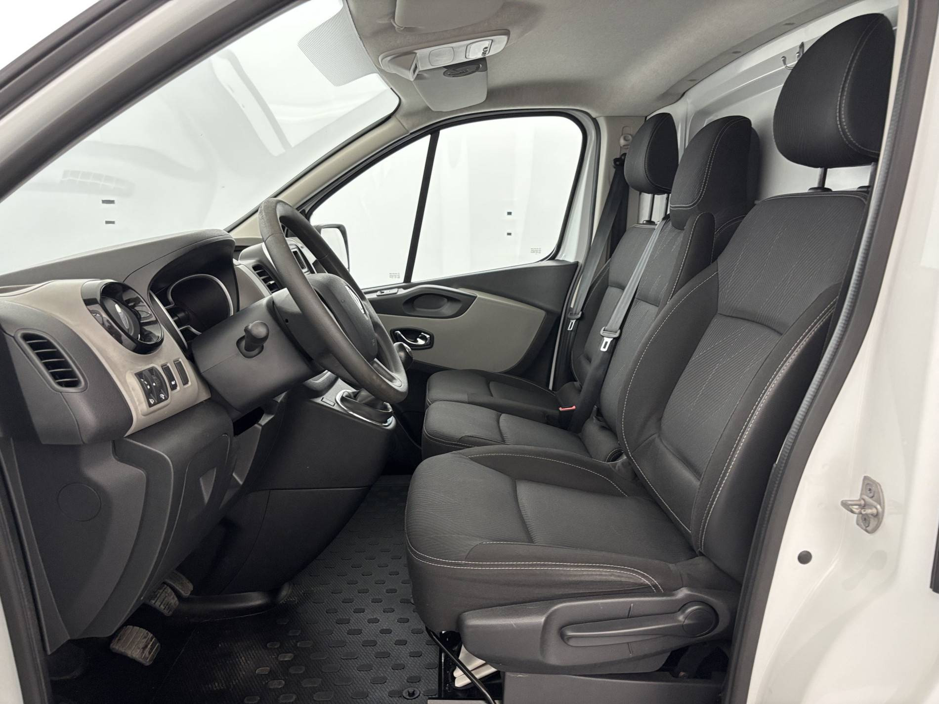 Vente en ligne Renault Trafic 3 Fourgon TRAFIC FGN L1H1 1000 KG DCI 95 E6 STOP&START au prix de 13 990 €