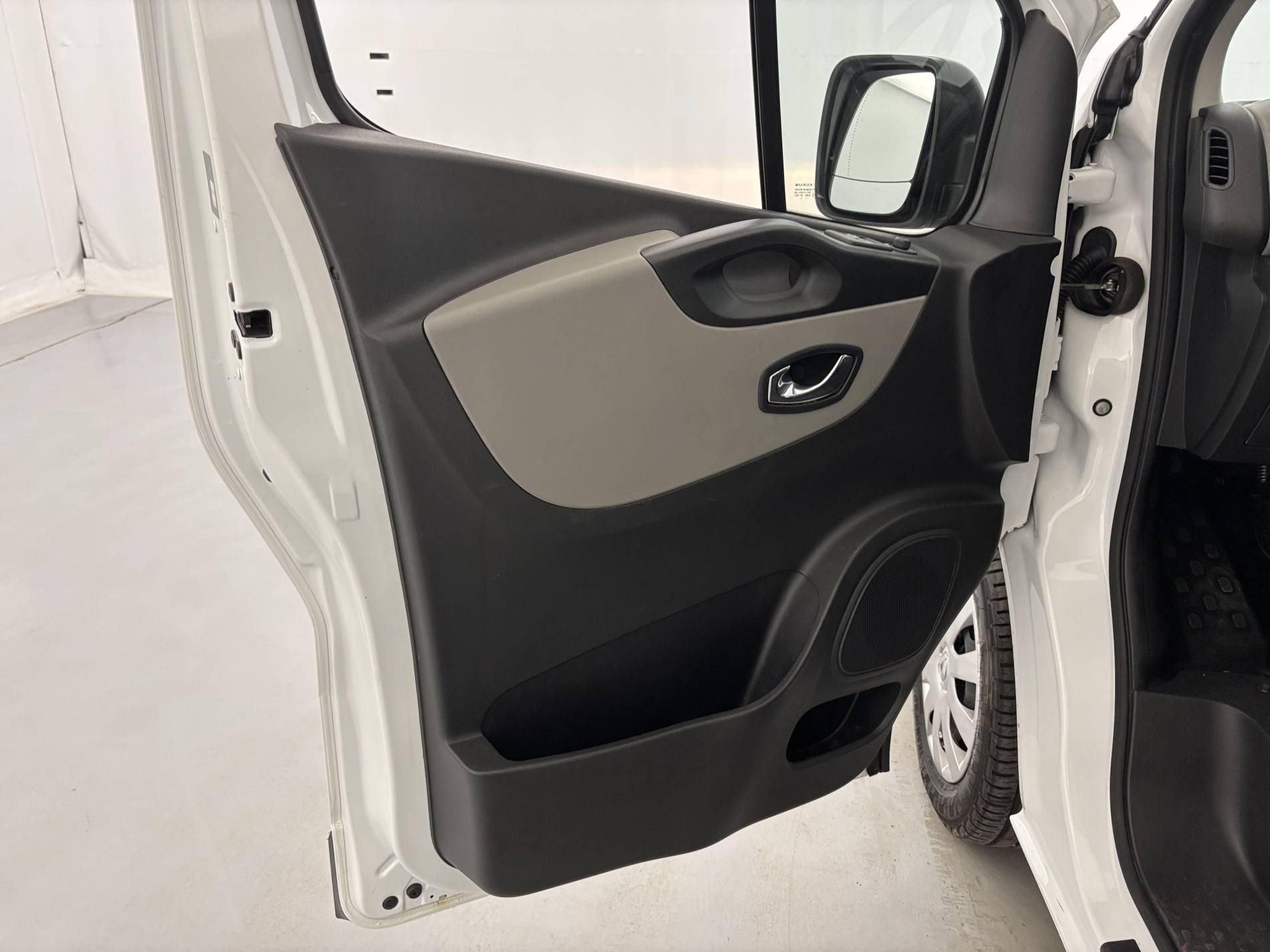 Vente en ligne Renault Trafic 3 Fourgon TRAFIC FGN L1H1 1000 KG DCI 95 E6 STOP&START au prix de 13 990 €