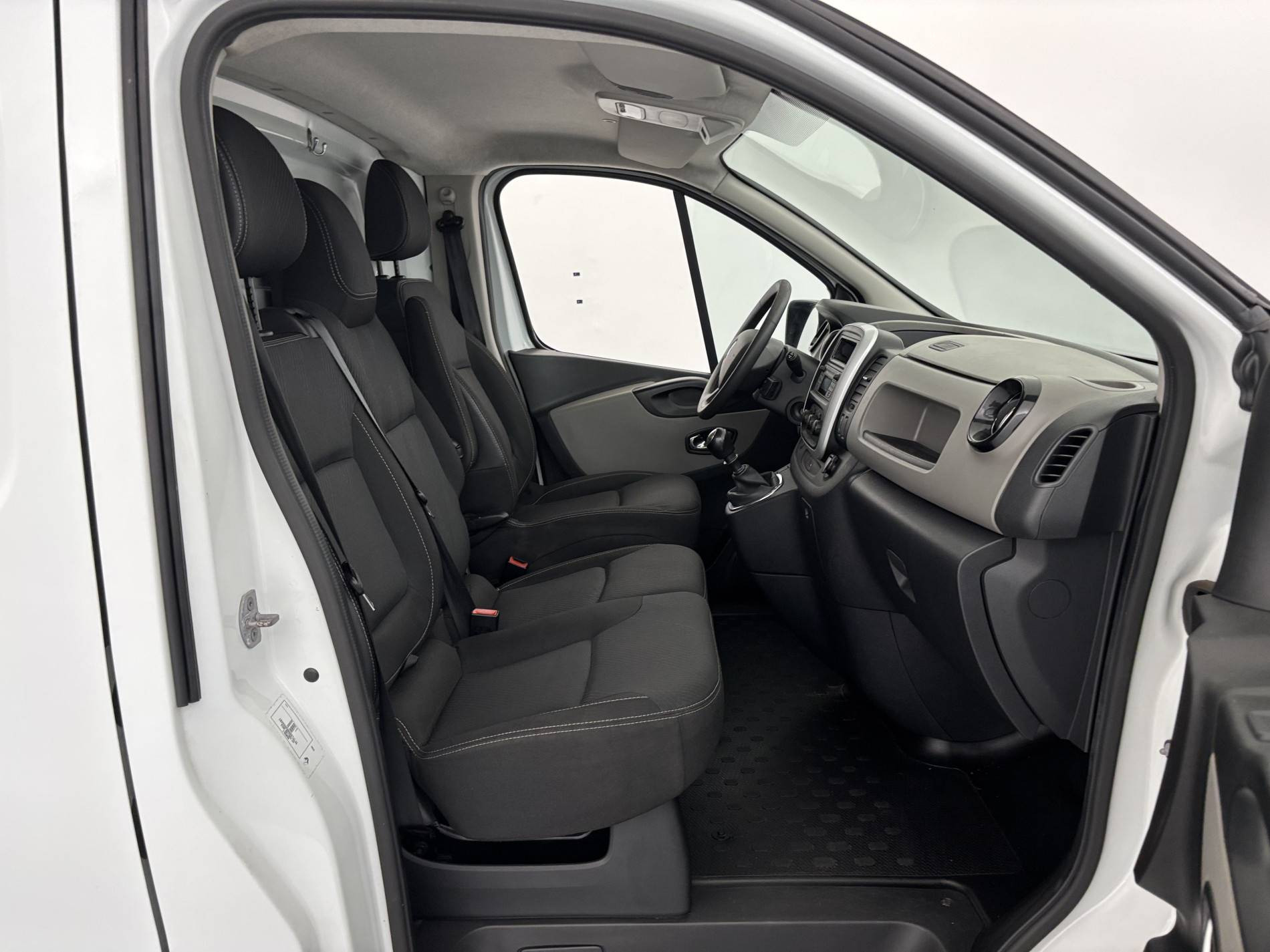 Vente en ligne Renault Trafic 3 Fourgon TRAFIC FGN L1H1 1000 KG DCI 95 E6 STOP&START au prix de 13 990 €