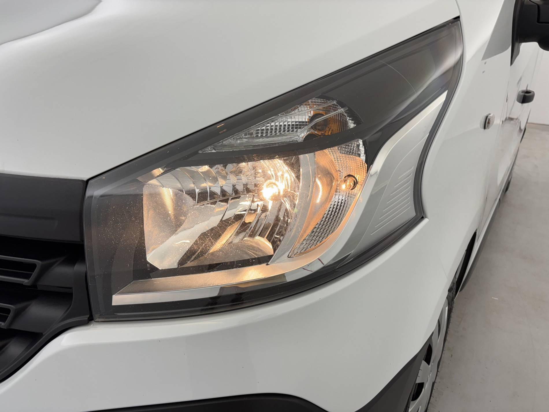 Vente en ligne Renault Trafic 3 Fourgon TRAFIC FGN L1H1 1000 KG DCI 95 E6 STOP&START au prix de 13 990 €