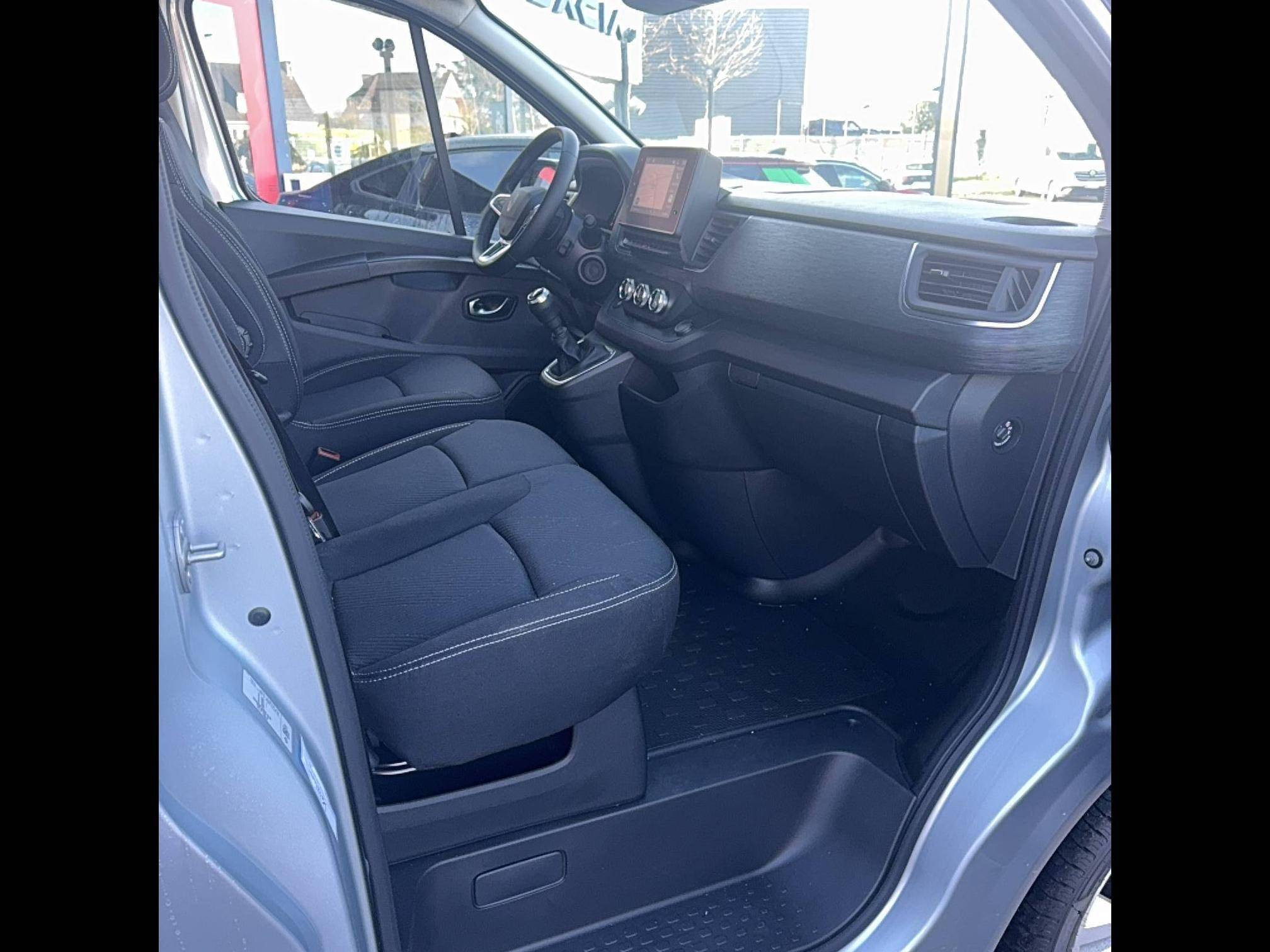 Vente en ligne Renault Trafic Cabine Approfondie TRAFIC CA BLUE DCI 150 L1H1 3T GSR2 au prix de 39 900 €