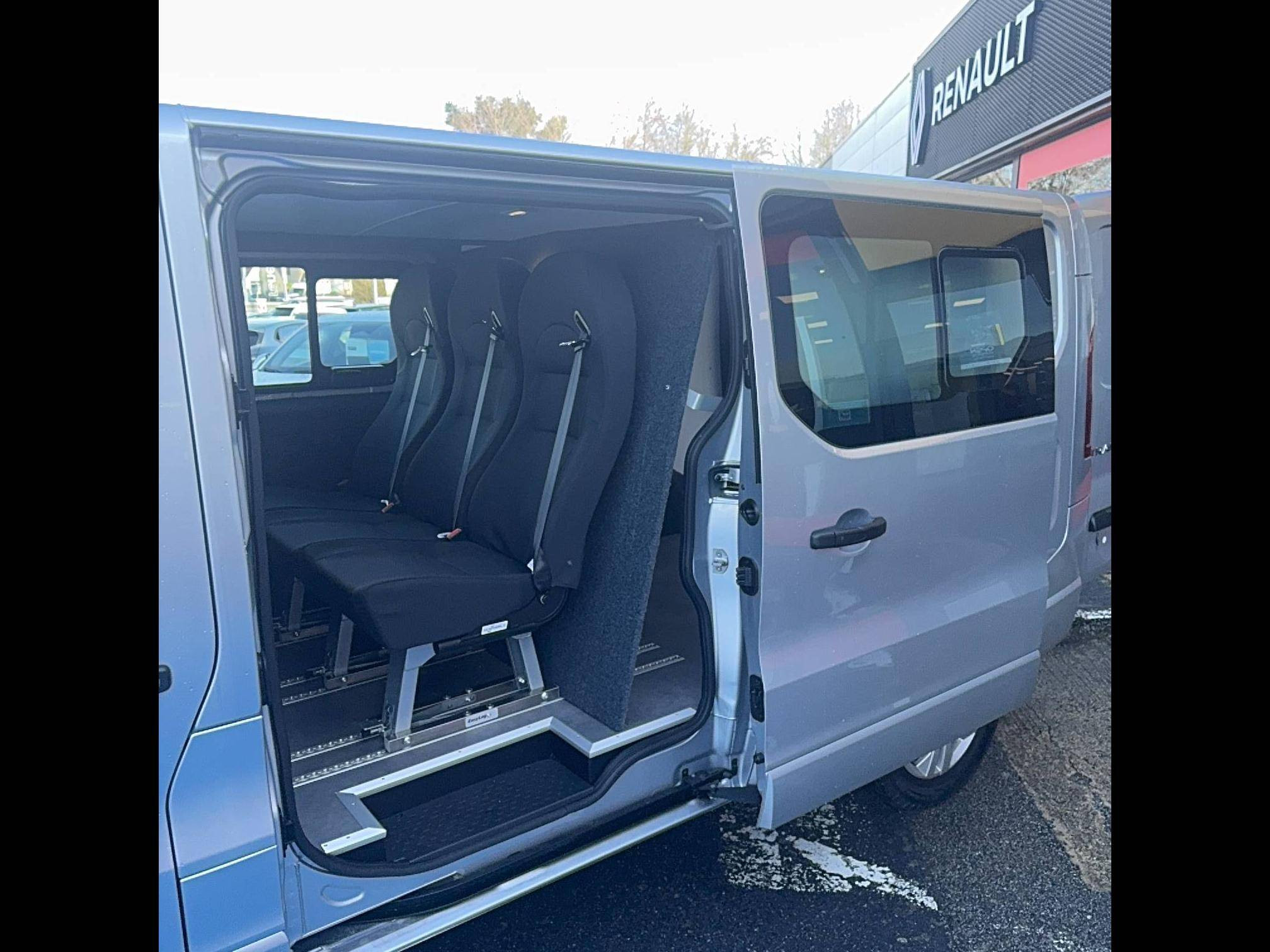 Vente en ligne Renault Trafic Cabine Approfondie TRAFIC CA BLUE DCI 150 L1H1 3T GSR2 au prix de 39 900 €