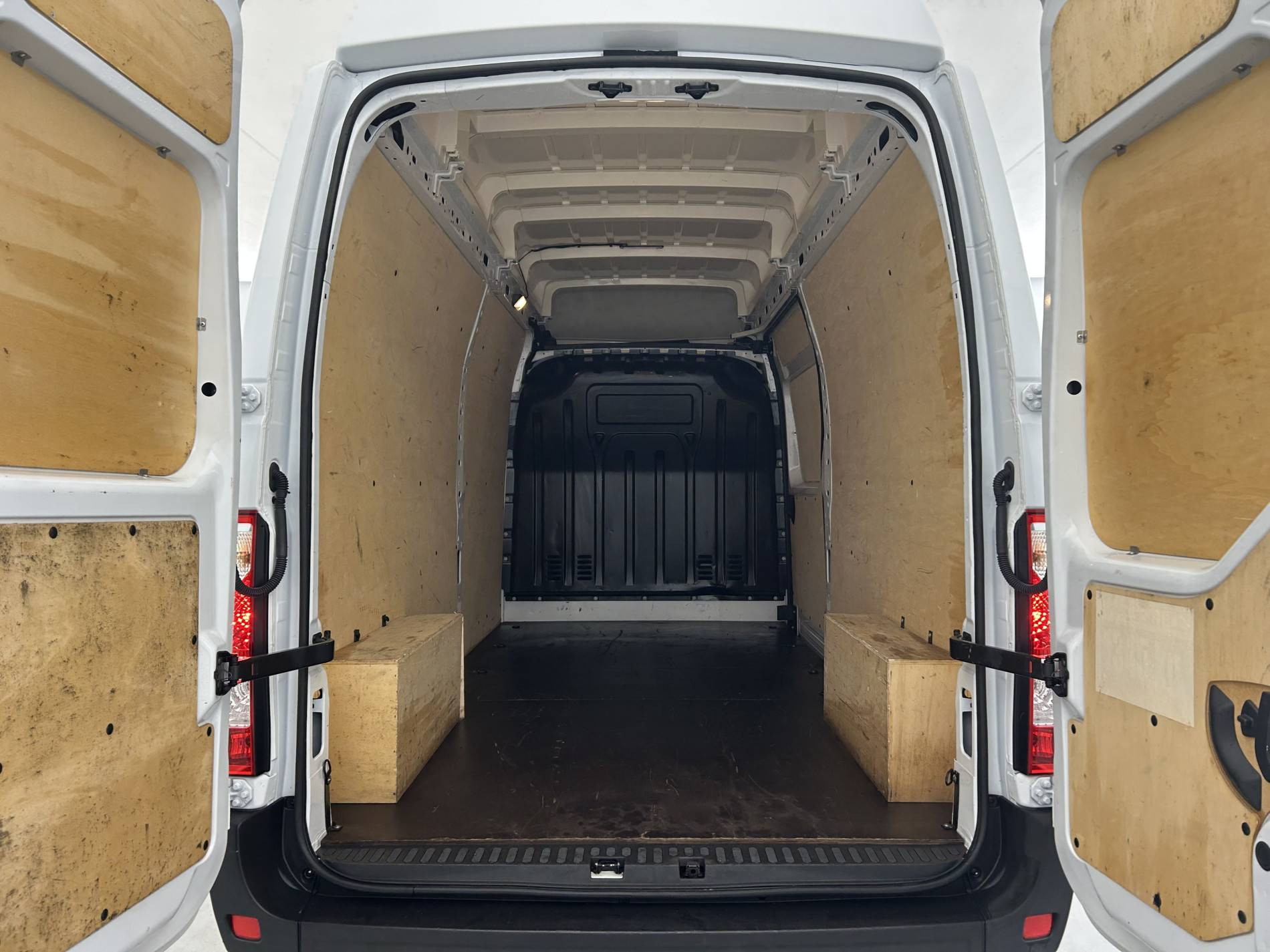 Vente en ligne Renault Master Fourgon MASTER FGN TRAC F3500 L3H3 BLUE DCI 135 au prix de 25 790 €