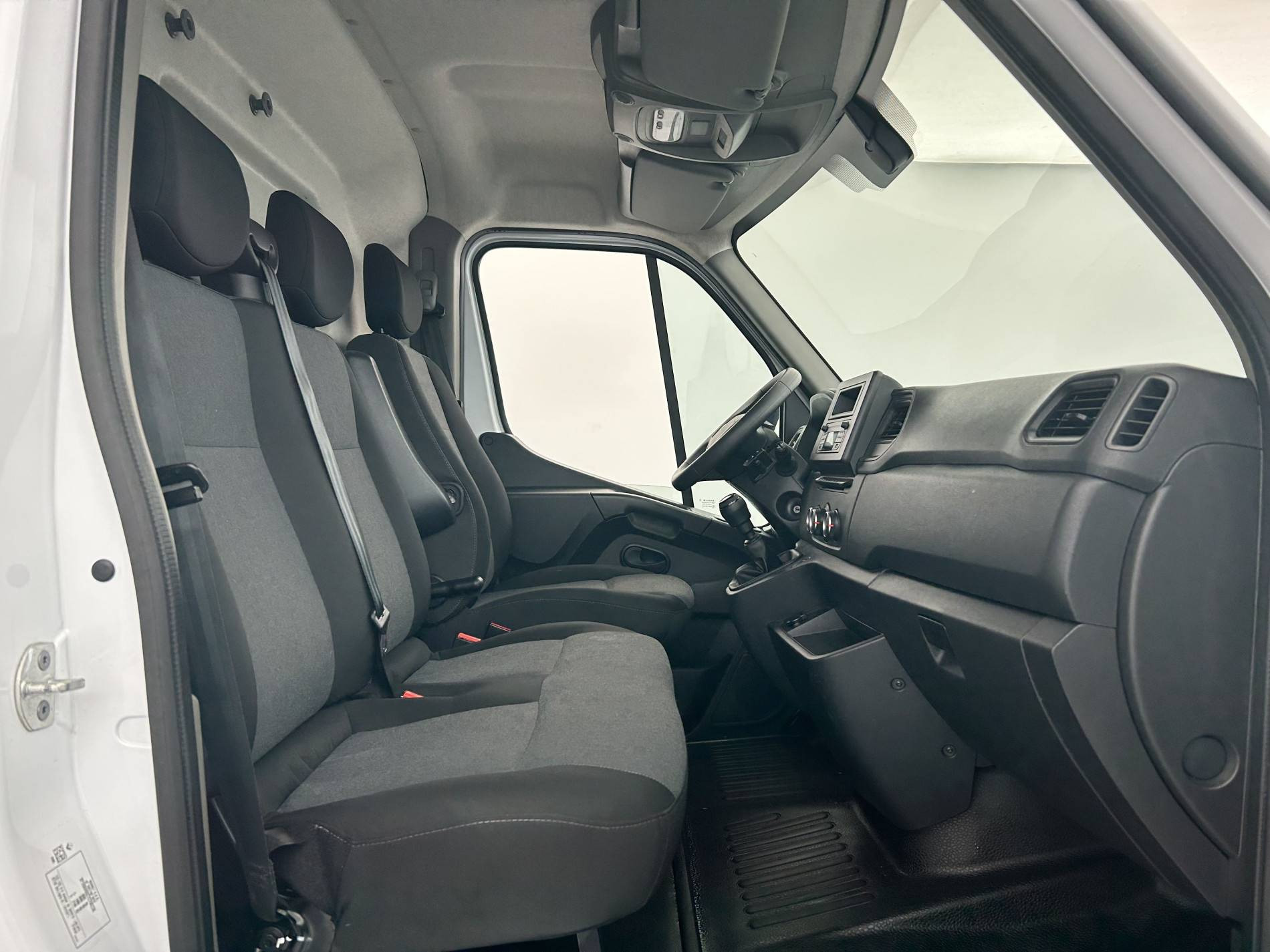 Vente en ligne Renault Master Fourgon MASTER FGN TRAC F3500 L3H3 BLUE DCI 135 au prix de 25 790 €