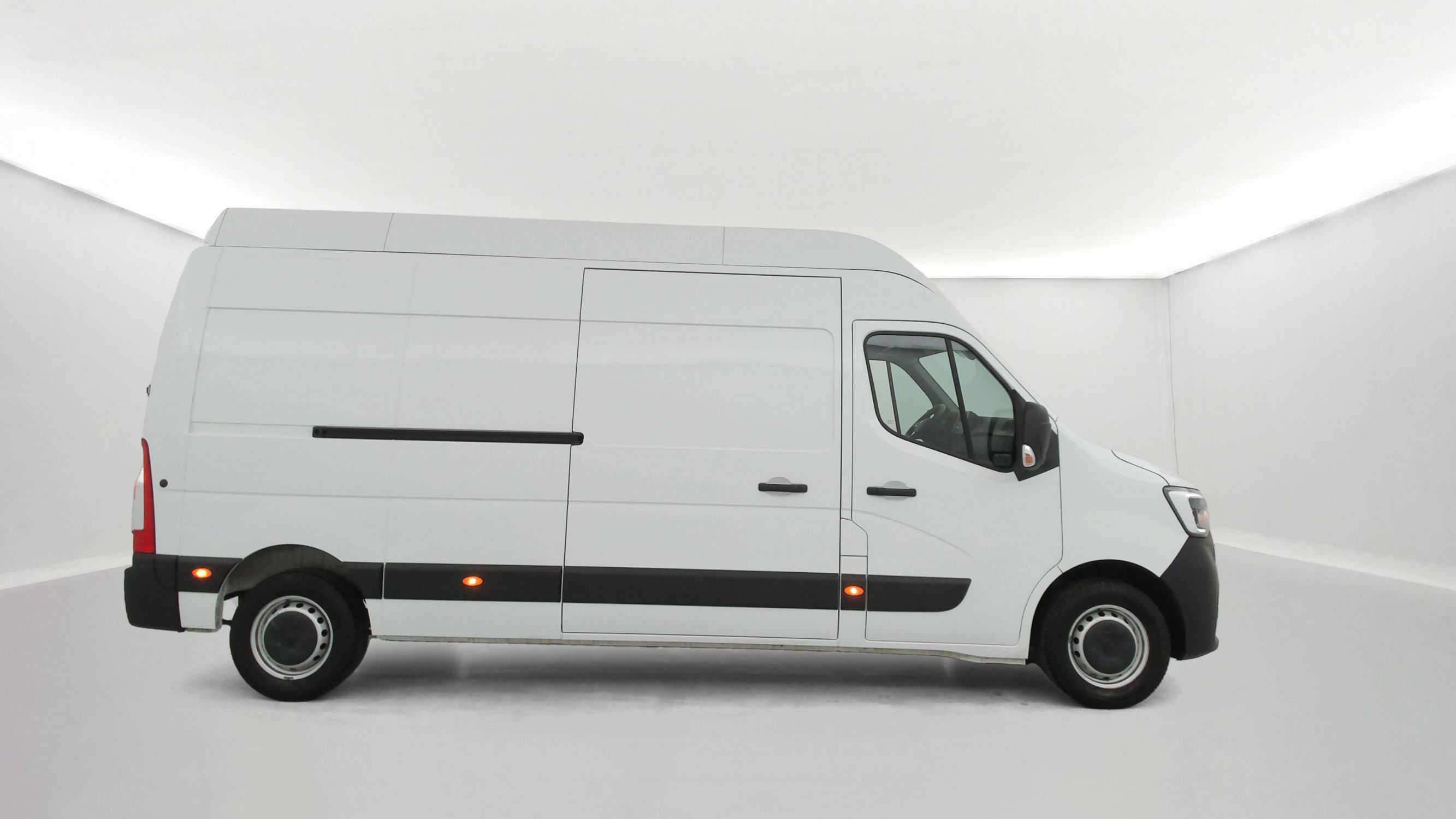 Vente en ligne Renault Master Fourgon MASTER FGN TRAC F3500 L3H3 BLUE DCI 135 au prix de 25 790 €