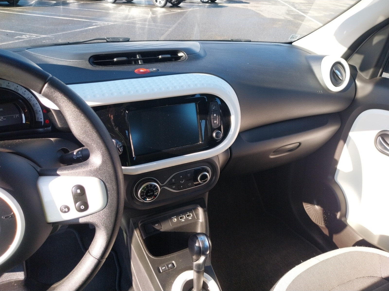Vente en ligne Renault Twingo Electrique Twingo III E-Tech au prix de 12 990 €