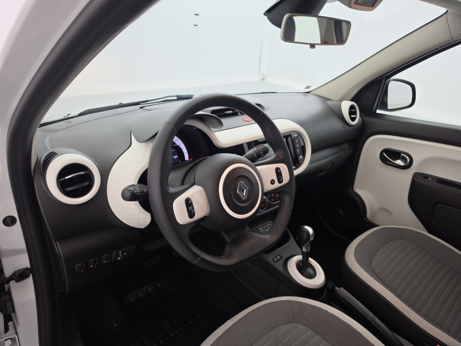 Vente en ligne Renault Twingo Electrique Twingo III E-Tech au prix de 12 990 €