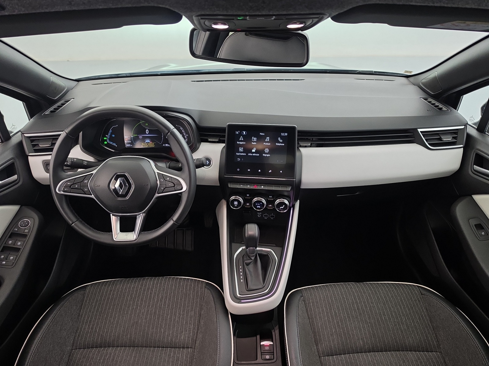 Vente en ligne Renault Clio 5 Clio E-Tech full hybrid 145 au prix de 16 990 €