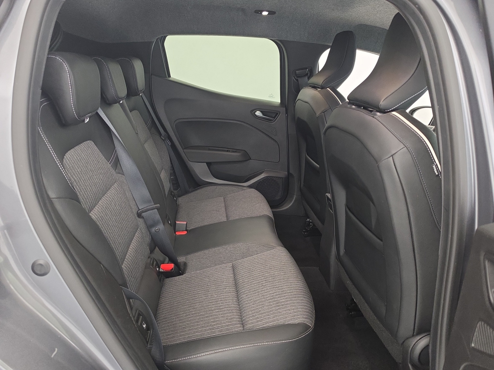 Vente en ligne Renault Clio 5 Clio E-Tech full hybrid 145 au prix de 16 990 €